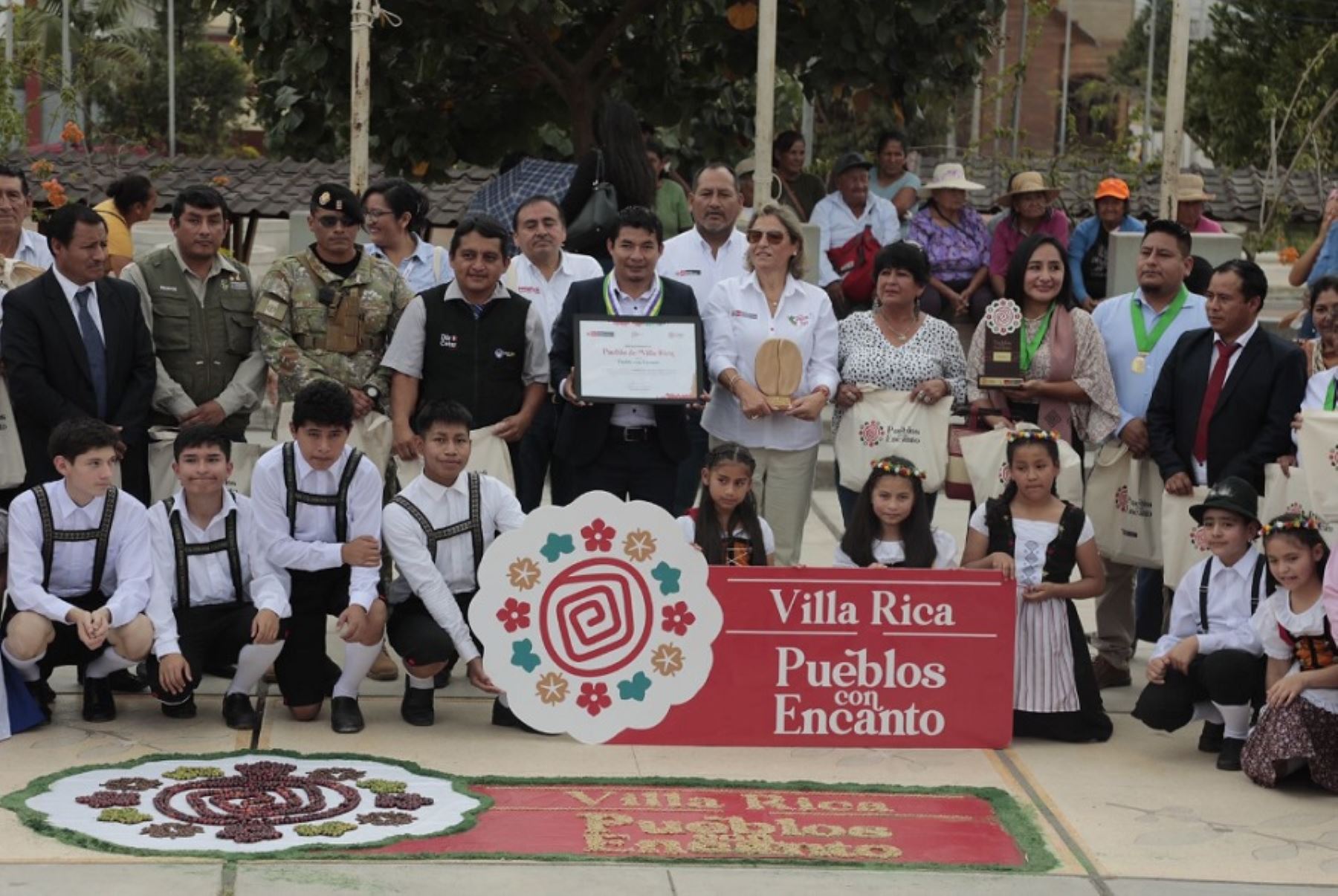 El Mincetur otorgó a la localidad de Villa Rica, ubicada en la provincia de Oxapampa, en la región de Pasco, la notable distinción de “Pueblo con Encanto”, reconocimiento que se entrega a los pueblos con vocación turística que trabajan por impulsar sus atractivos y preservar su identidad cultural, tradiciones y costumbres.