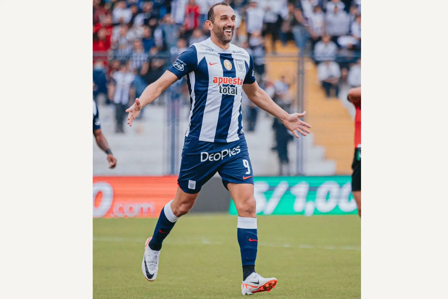 El jugador de Alianza Lima, Hernán Barcos , celebra su gol anotado ante el Deportiva Cantolao por el Torneo Clausura 2023 de Liga 1 en el Estadio Iván Elias Moreno de Villa El Salvador. Foto: Twitter de Alianza Lima