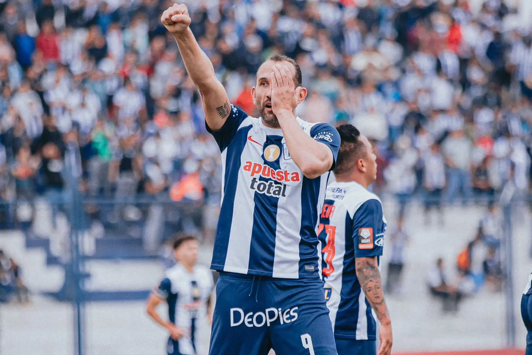El jugador de Alianza Lima, Hernán Barcos , celebra su gol anotado ante el Deportiva Cantolao por el Torneo Clausura 2023 de Liga 1 en el Estadio Iván Elias Moreno de Villa El Salvador. Foto: Twitter de Alianza Lima
