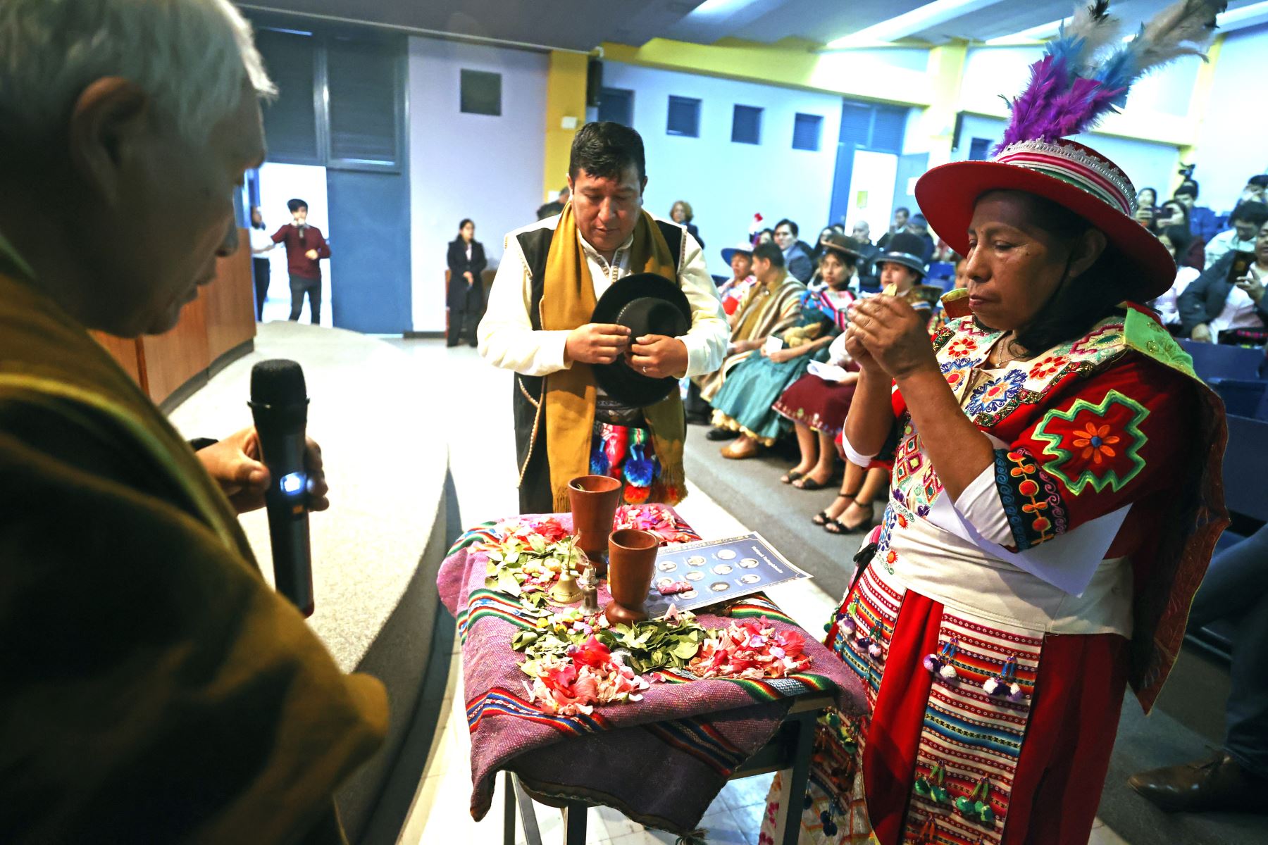 La Ch’alla, ceremonia ancestral aimara que simboliza un gesto de gratitud con la madre Tierra (Pachamama) y que incluye un preparado de hoja de coca, vino y chicha, fue el preámbulo de diversos números programados para esta ocasión. El docente Felipe Huayhua Pari tuvo a cargo este ritual para que los graduados tengan éxito en el futuro difundiendo esta lengua y su cultura. Foto: ANDINA/Vidal Tarqui