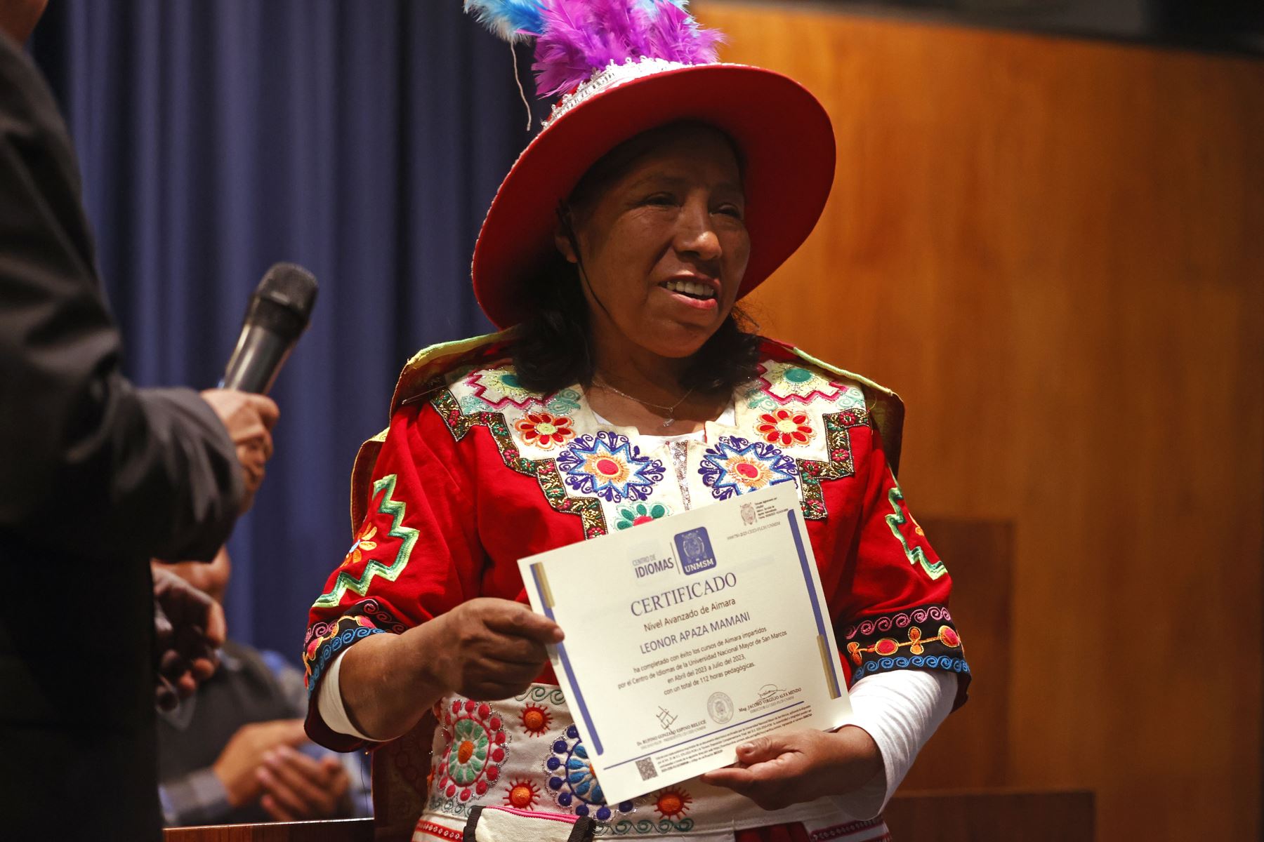 Leonor Apaza Mamani, se gradúa en la Primera Promoción en lengua Aimara -autodenominada "Kutt