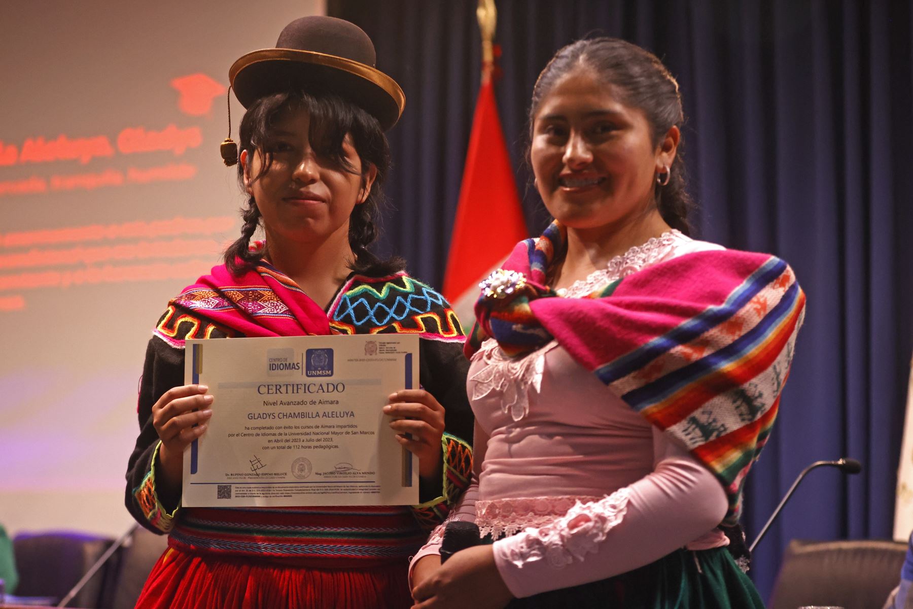 Gladys Chambilla Aleluya,recibe en ceremonia de la Primera Promoción en lengua Aimara -autodenominada "Kutt
