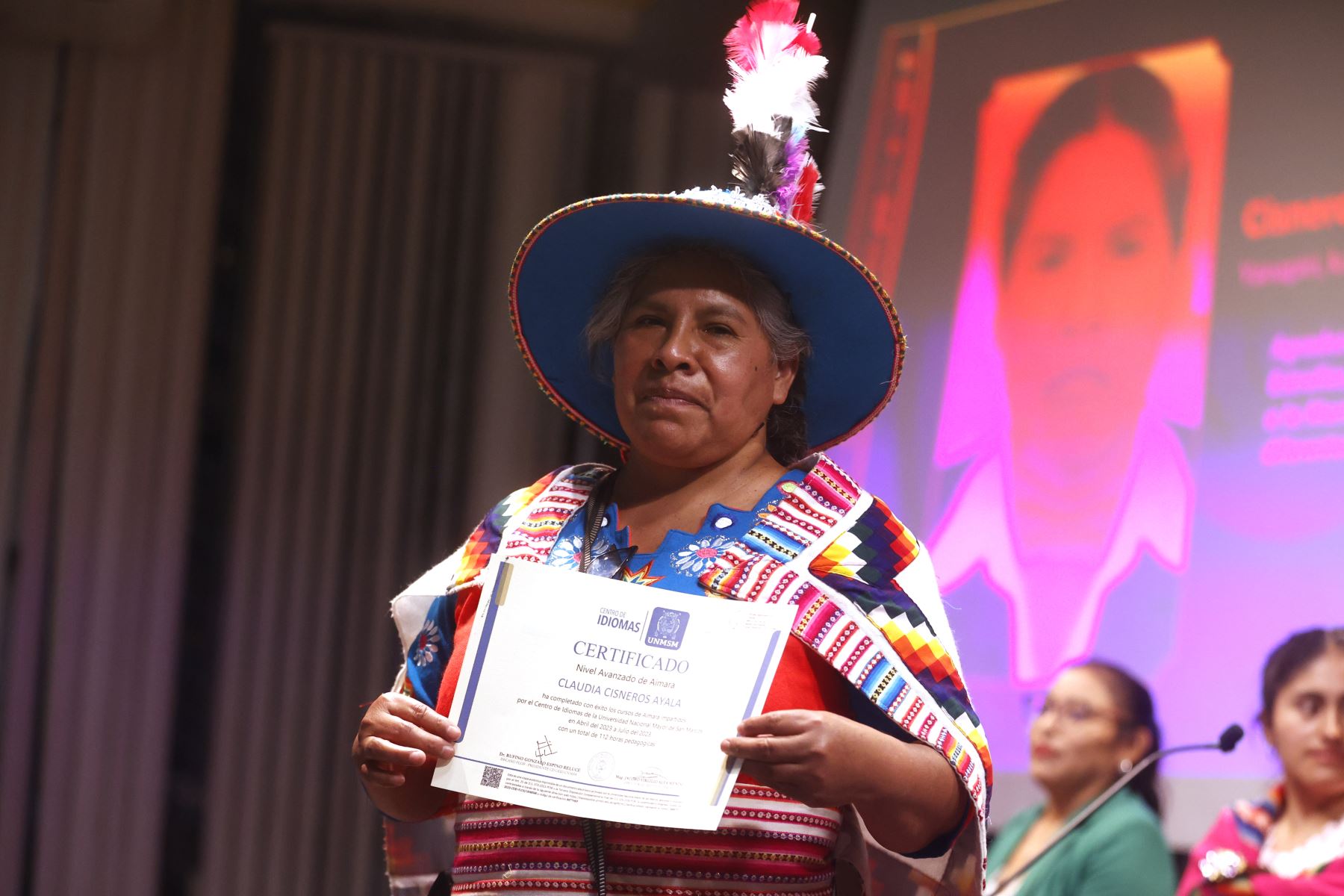 Claudia Cisneros Ayala,se gradúa en la Primera Promoción en lengua Aimara -autodenominada "Kutt