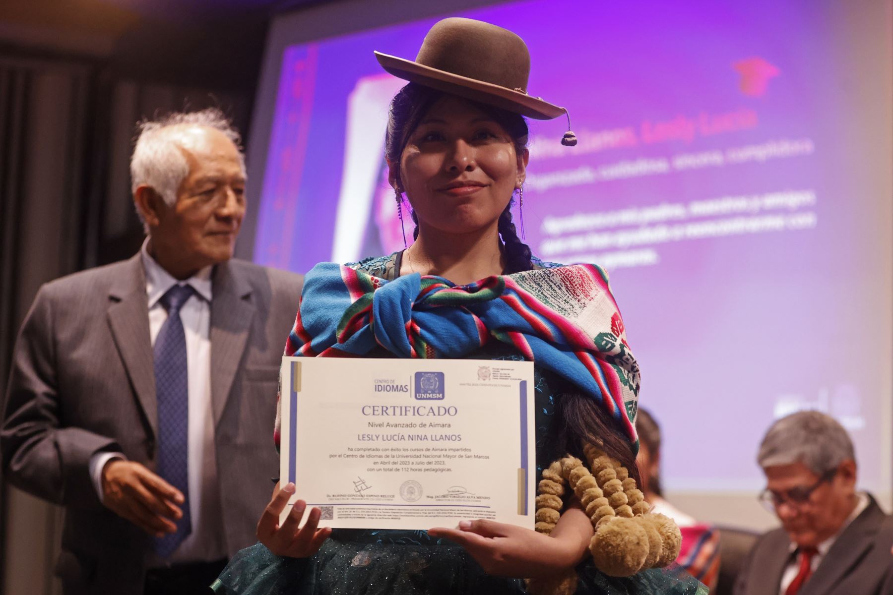 Lesly Lucia Nina Llanos, se gradúa en la Primera Promoción en lengua Aimara -autodenominada "Kutt