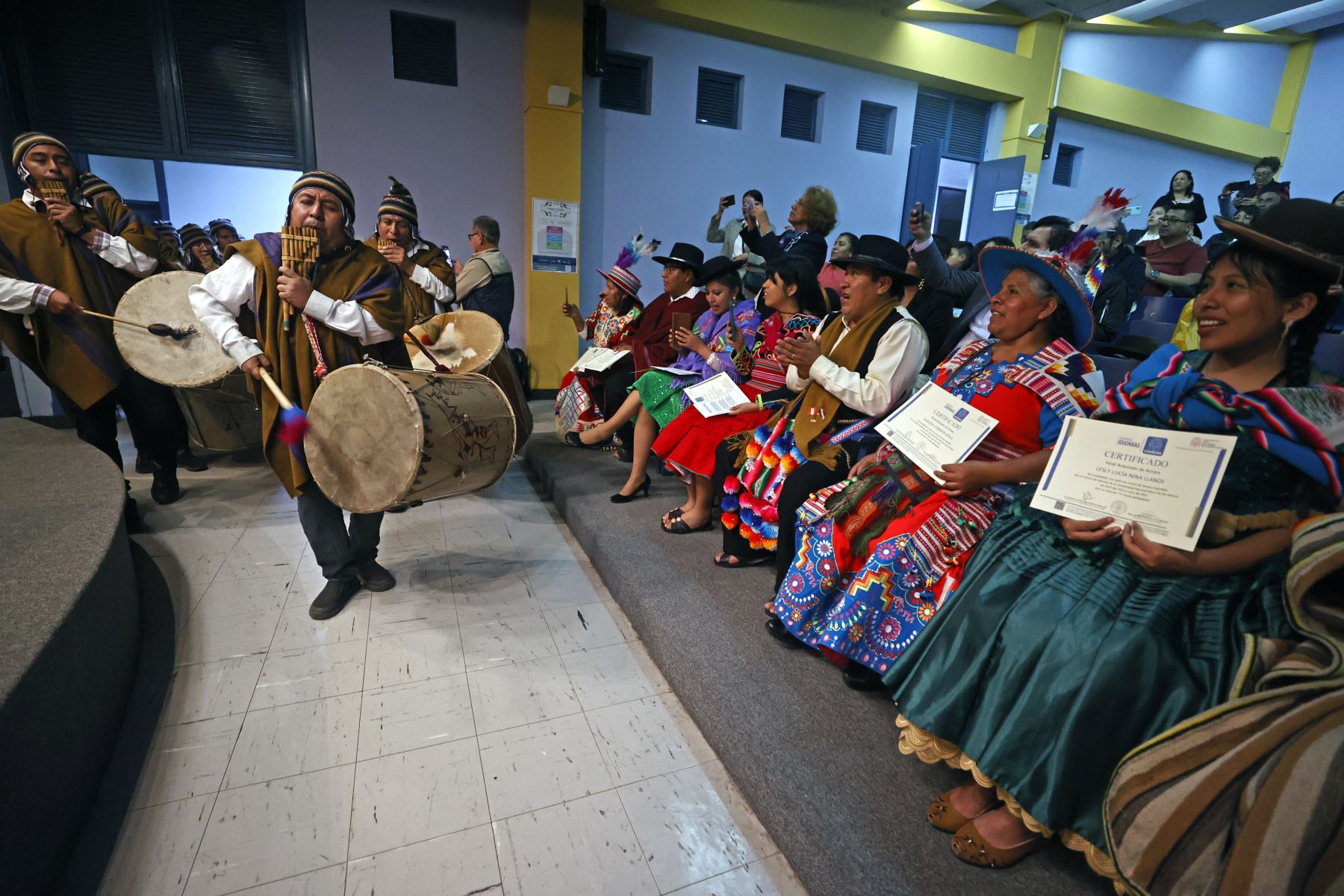 La ceremonia de graduación de la primera promoción de estudiantes aimara tuvo mucho color, música y costumbres ancestrales para desear lo mejor a los graduados. Foto: ANDINA/Vidal Tarqui