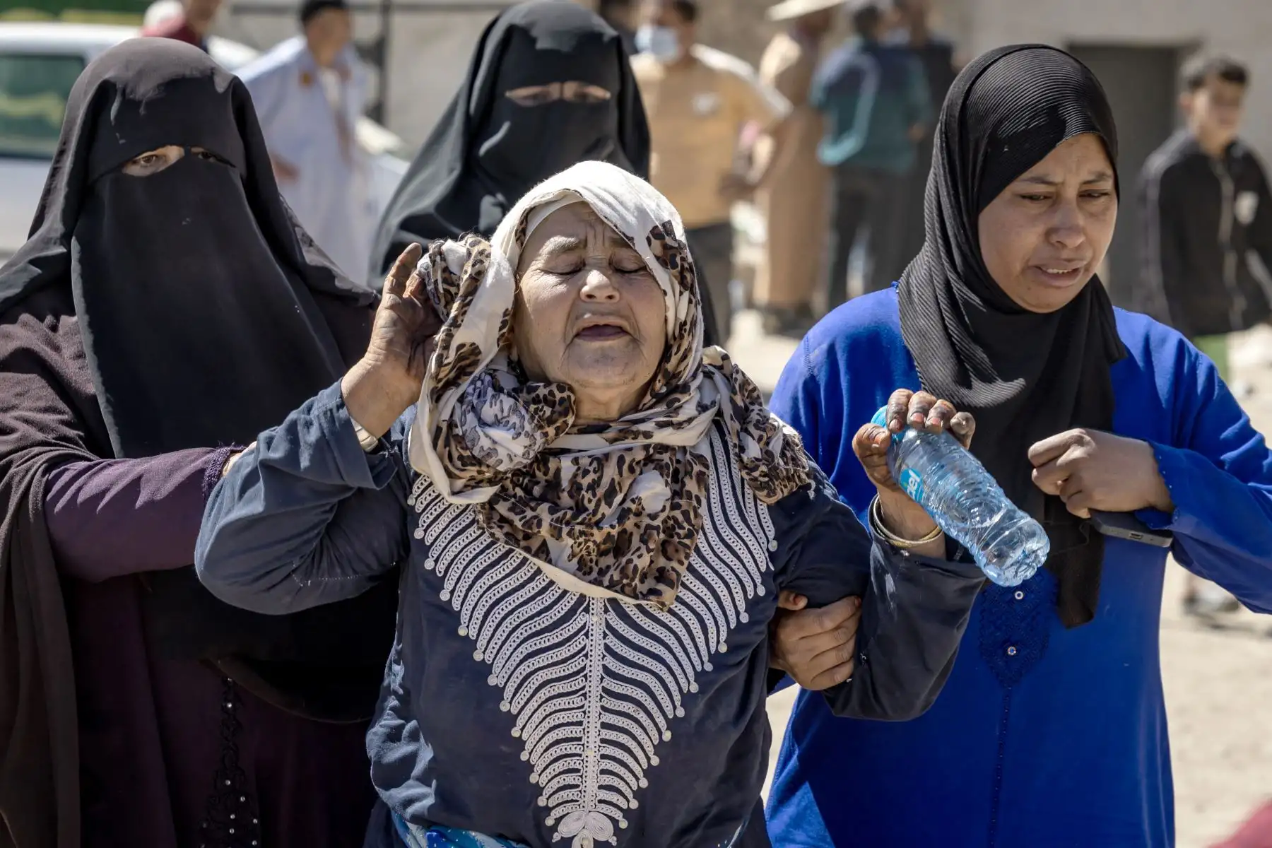 Una mujer recibe ayuda mientras reacciona ante la muerte de familiares en un terremoto en el pueblo de montaña de Tafeghaghte, al suroeste de Marrakech, el 10 de septiembre de 2023. El 10 de septiembre, los marroquíes lloraron a las víctimas de un devastador terremoto que mató a más de 2.000 personas. Los equipos de rescate se apresuraron a encontrar supervivientes atrapados bajo los escombros de las aldeas arrasadas.

Foto: AFP