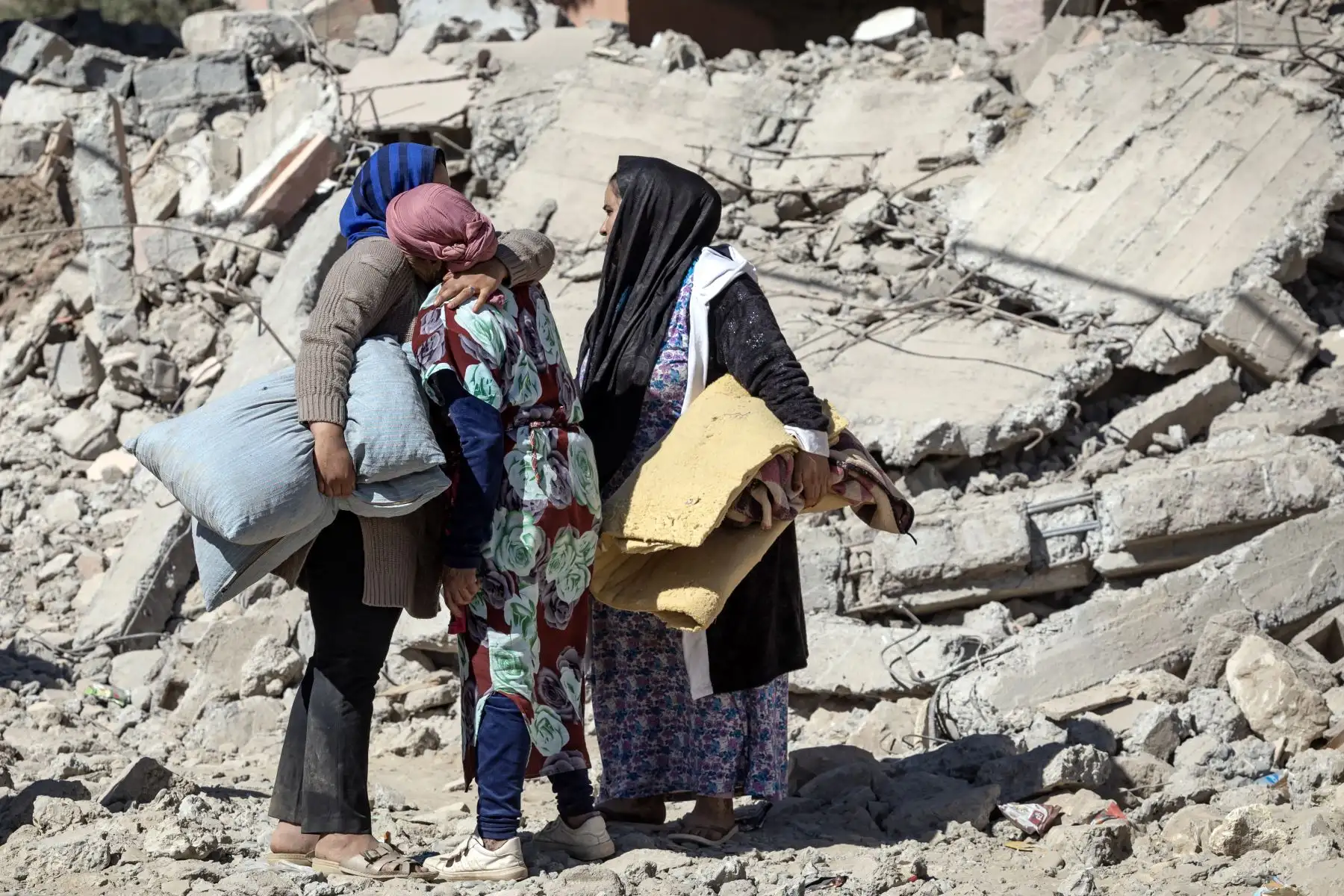 Los aldeanos lloran junto a casas derrumbadas en Tafeghaghte, 60 kilómetros (37 millas) al suroeste de Marrakech, el 10 de septiembre de 2023, dos días después de que un devastador terremoto de magnitud 6,8 ​​sacudiera el país. El 10 de septiembre, los marroquíes lloraron a las víctimas de un devastador terremoto que mató a más de 2.000 personas mientras los equipos de rescate se apresuraban a encontrar sobrevivientes atrapados bajo los escombros de las aldeas arrasadas.
Foto: AFP