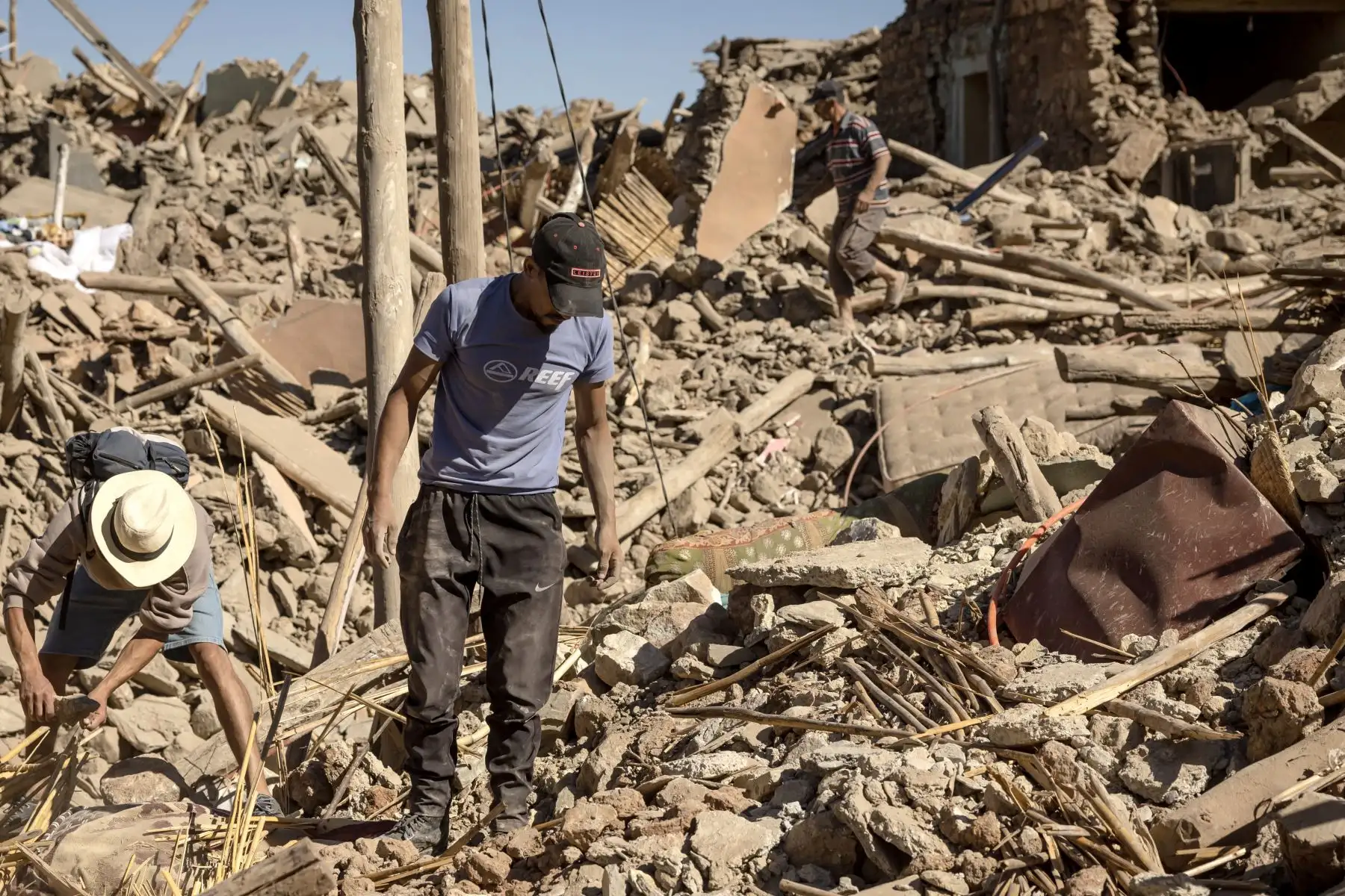 Los voluntarios buscan entre los escombros de las casas derrumbadas en Tafeghaghte, 60 kilómetros (37 millas) al suroeste de Marrakech, el 10 de septiembre de 2023, dos días después de que un devastador terremoto de magnitud 6,8 ​​sacudiera el país. El 10 de septiembre, los marroquíes lloraron a las víctimas de un devastador terremoto que mató a más de 2.000 personas mientras los equipos de rescate se apresuraban a encontrar sobrevivientes atrapados bajo los escombros de las aldeas arrasadas.
Foto: AFP