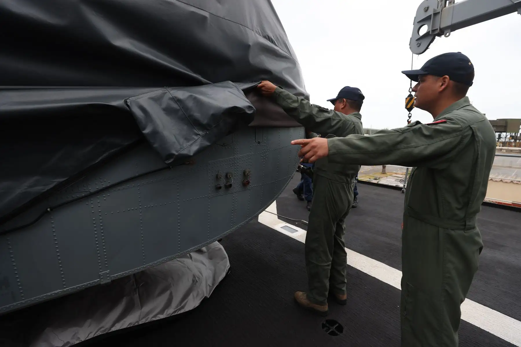 El ministro de Defensa, Jorge Luis Chavez Cresta, acompañado del comandante general de la Marina de Guerra, Almirante Luis Polar Figari, supervisó el arribo del B.A.P. Pisco al puerto del Callao con seis helicópteros Sea King SH-3H y sus repuestos a bordo, transferidos por la Armada de España a la Marina de Guerra del Perú.
Foto: MINDEF