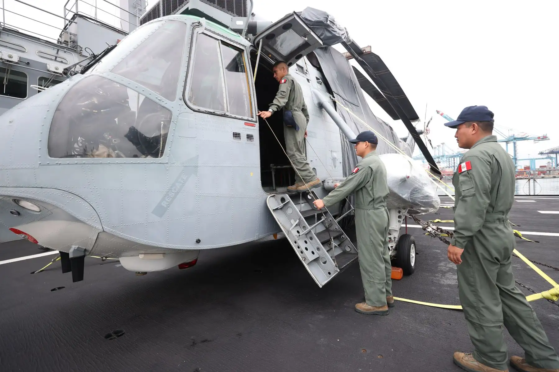 El ministro de Defensa, Jorge Luis Chavez Cresta, acompañado del comandante general de la Marina de Guerra, Almirante Luis Polar Figari, supervisó el arribo del B.A.P. Pisco al puerto del Callao con seis helicópteros Sea King SH-3H y sus repuestos a bordo, transferidos por la Armada de España a la Marina de Guerra del Perú.
Foto: MINDEF