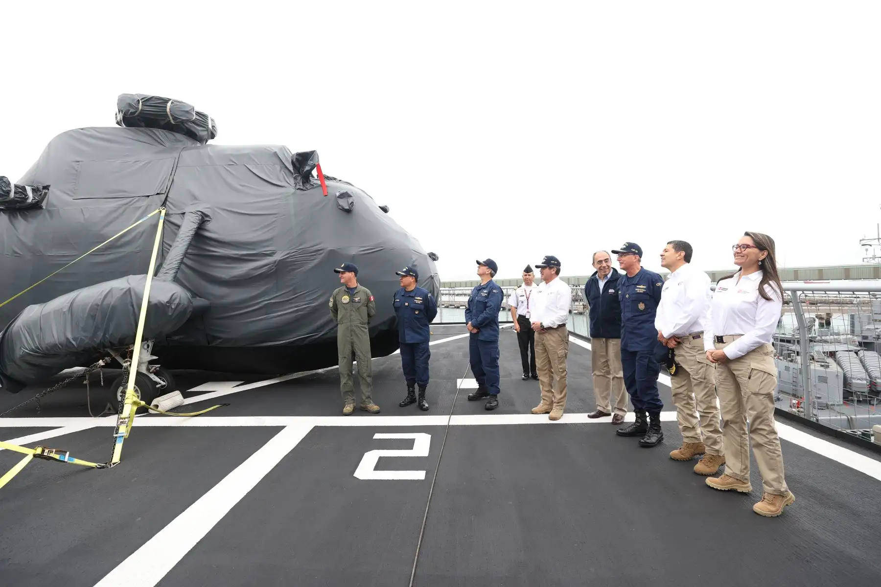 El ministro de Defensa, Jorge Luis Chavez Cresta, acompañado del comandante general de la Marina de Guerra, Almirante Luis Polar Figari, supervisó el arribo del B.A.P. Pisco al puerto del Callao con seis helicópteros Sea King SH-3H y sus repuestos a bordo, transferidos por la Armada de España a la Marina de Guerra del Perú.
Foto: MINDEF