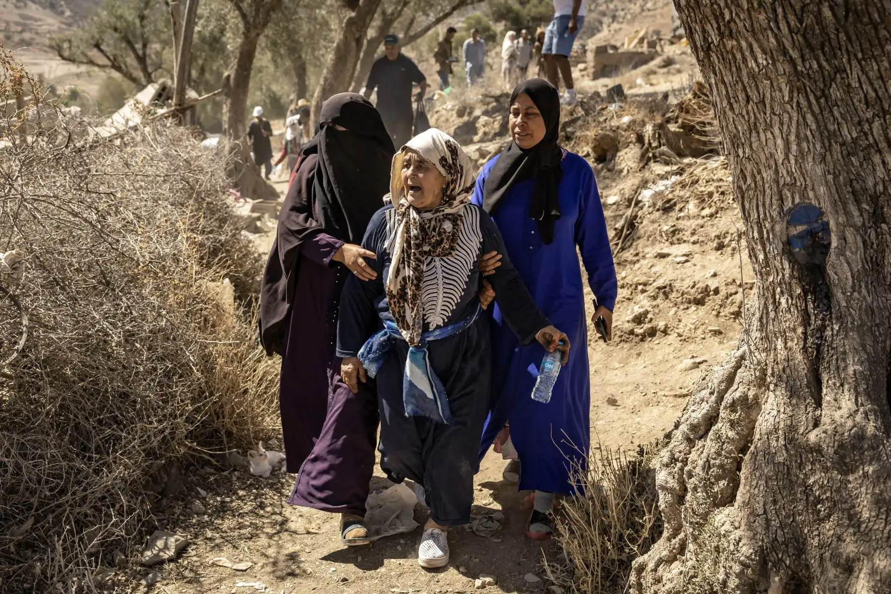 Una mujer recibe ayuda mientras reacciona ante la muerte de familiares en un terremoto en el pueblo de montaña de Tafeghaghte, al suroeste de Marrakech, el 10 de septiembre de 2023. Los marroquíes lloraron a las víctimas de un devastador terremoto que mató a más de 2.000 personas como el primer terremoto extranjero. Los rescatistas volaron para ayudar a buscar entre los escombros de las aldeas arrasadas.
Foto: AFP