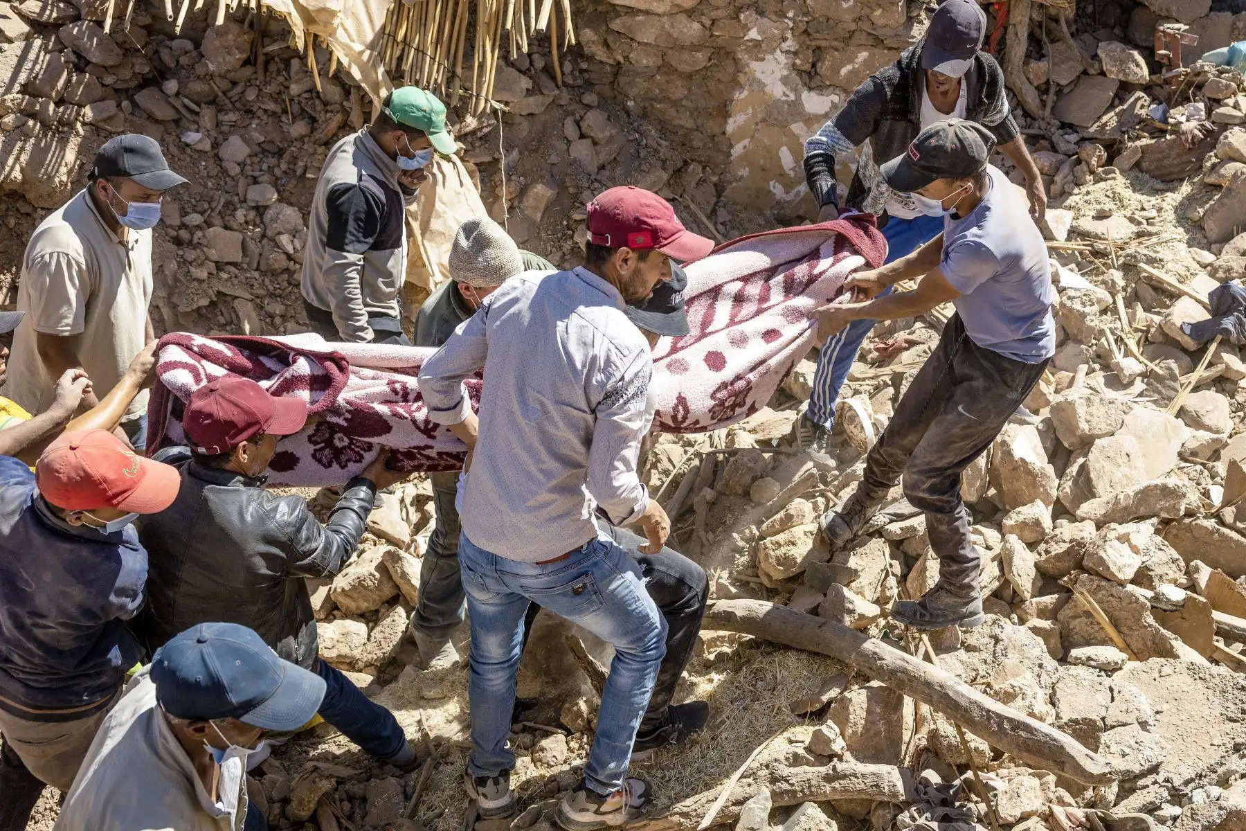 Los voluntarios recuperan un cuerpo entre los escombros de casas derrumbadas en Tafeghaghte, 60 kilómetros (37 millas) al suroeste de Marrakech, el 10 de septiembre de 2023, dos días después de que un devastador terremoto de magnitud 6,8 ​​sacudiera el país. El 10 de septiembre, los marroquíes lloraron a las víctimas de un devastador terremoto que mató a más de 2.000 personas mientras los equipos de rescate se apresuraban a encontrar sobrevivientes atrapados bajo los escombros de las aldeas arrasadas.
Foto