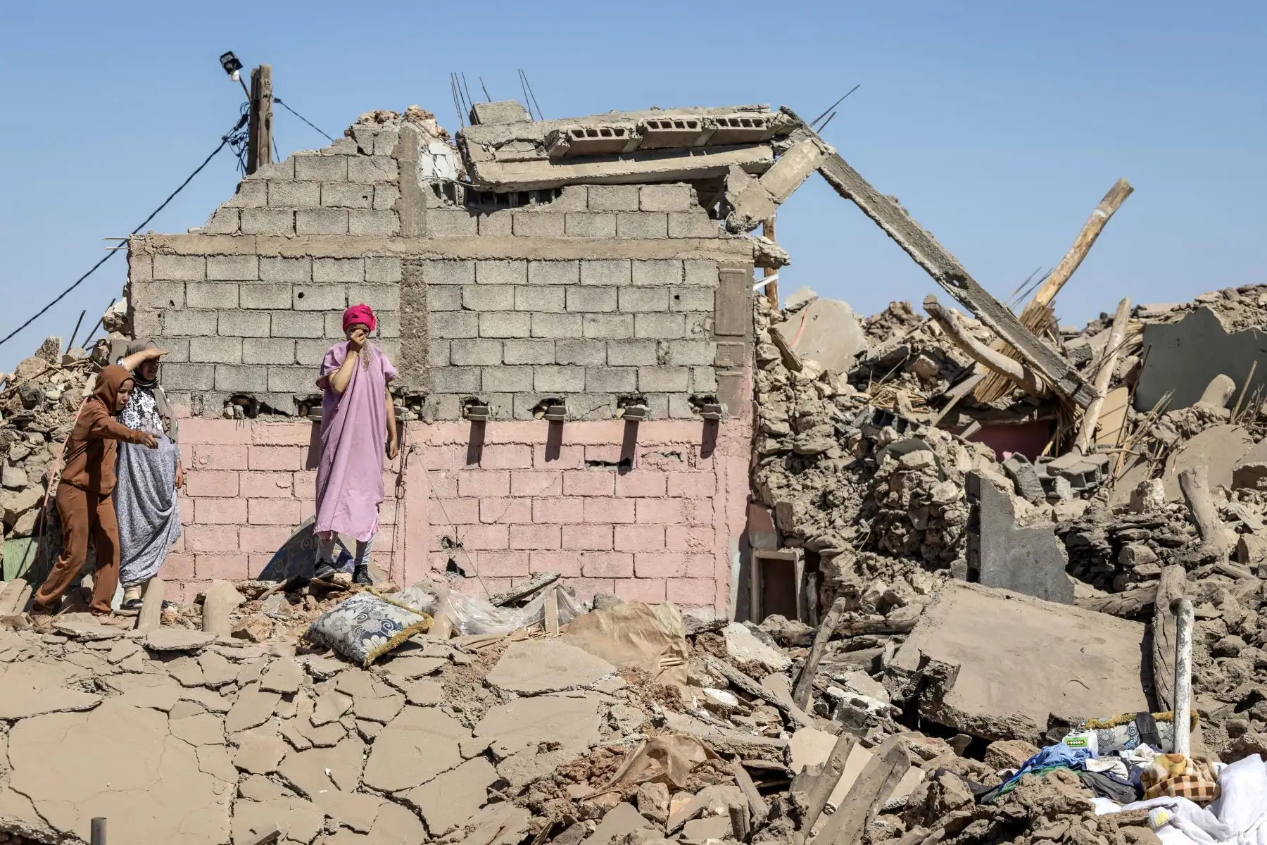 Los aldeanos inspeccionan los escombros de las casas derrumbadas en Tafeghaghte, 60 kilómetros (37 millas) al suroeste de Marrakech, el 10 de septiembre de 2023, dos días después de que un devastador terremoto de magnitud 6,8 ​​sacudiera el país. El 10 de septiembre, los marroquíes lloraron a las víctimas de un devastador terremoto que mató a más de 2.000 personas mientras los equipos de rescate se apresuraban a encontrar sobrevivientes atrapados bajo los escombros de las aldeas arrasadas.
Foto: AFP