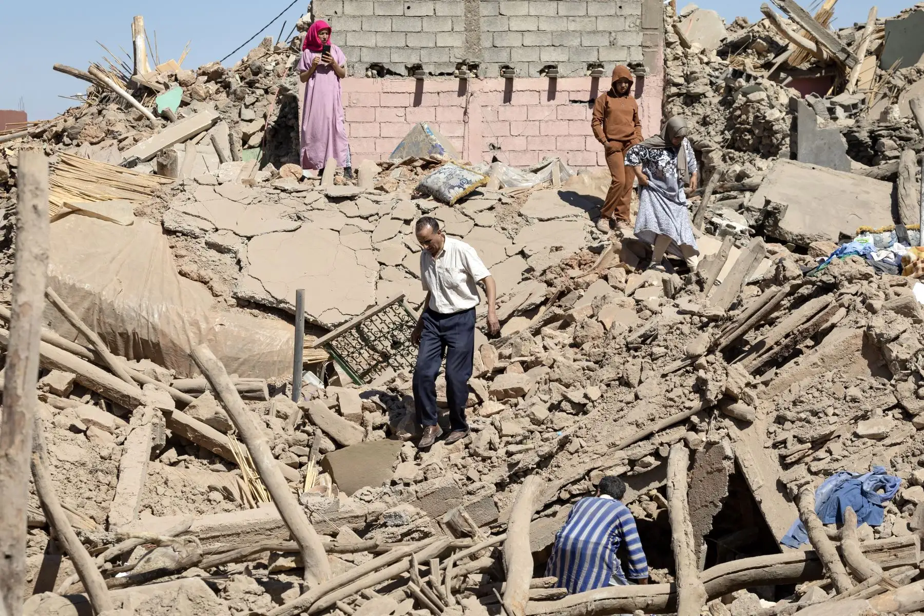 Los aldeanos inspeccionan los escombros de las casas derrumbadas en Tafeghaghte, 60 kilómetros (37 millas) al suroeste de Marrakech, el 10 de septiembre de 2023, dos días después de que un devastador terremoto de magnitud 6,8 ​​sacudiera el país. El 10 de septiembre, los marroquíes lloraron a las víctimas de un devastador terremoto que mató a más de 2.000 personas mientras los equipos de rescate se apresuraban a encontrar sobrevivientes atrapados bajo los escombros de las aldeas arrasadas.
Foto: AFP