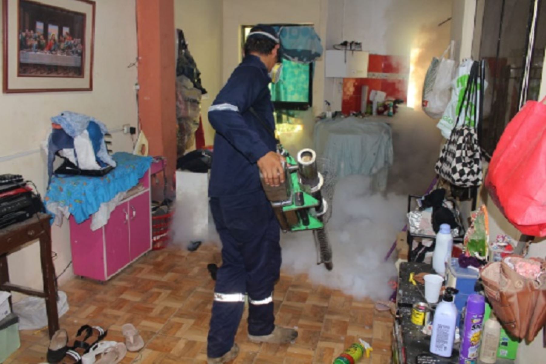 En las acciones contra el dengue, actualmente trabajan en diversos frentes 200 trabajadores de la Diresa, 200 de la Municipalidad Provincial de Tumbes, 50 efectivos del Ejército Peruano y una cifra similar de la Marina.