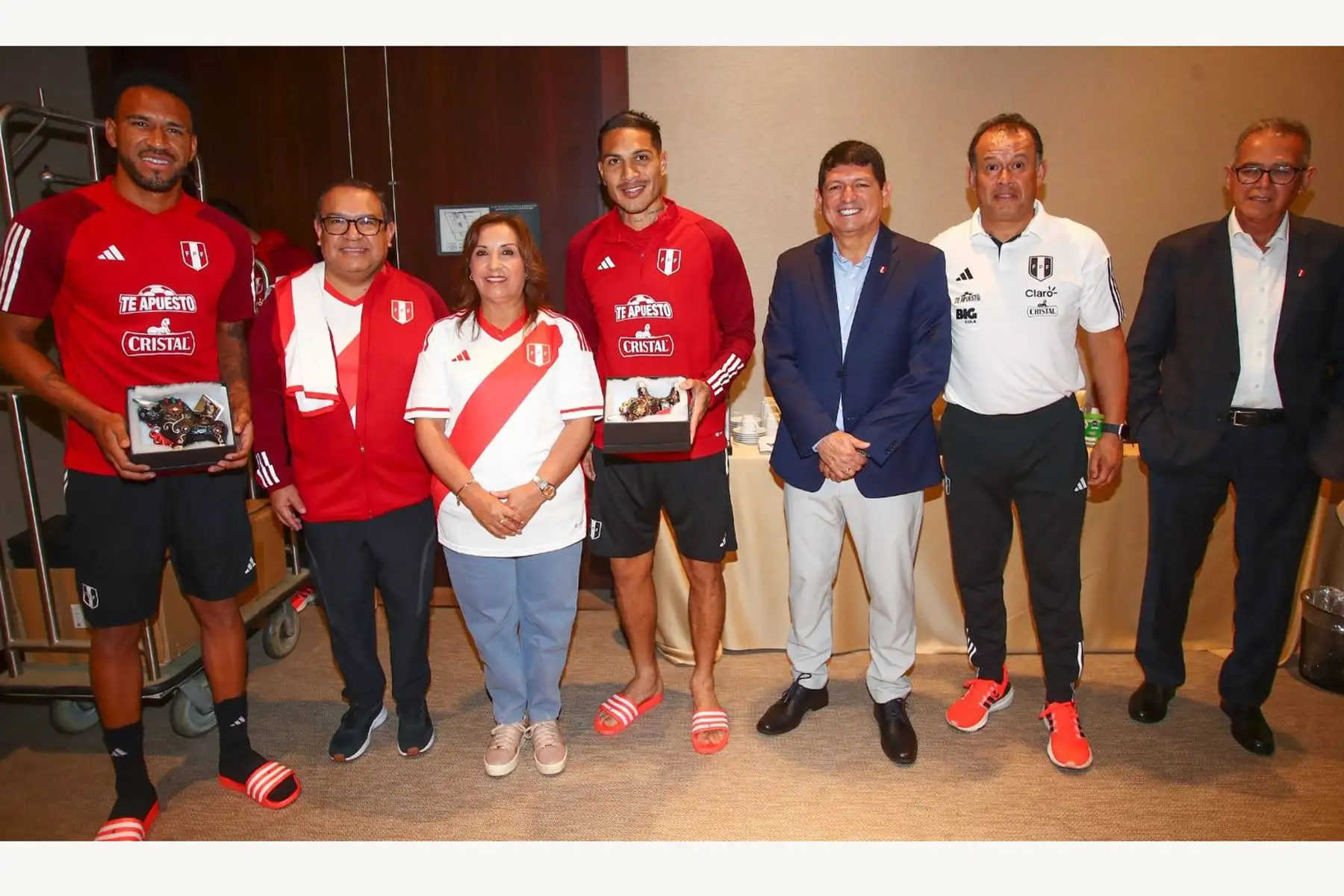 La presidenta Dina Boluarte llevó un mensaje de aliento a la 
Selección Peruana,de cara a su próximo encuentro frente a Brasil por las clasificatorias rumbo al mundial 2026. 
Foto: ANDINA/Prensa Presidencia
