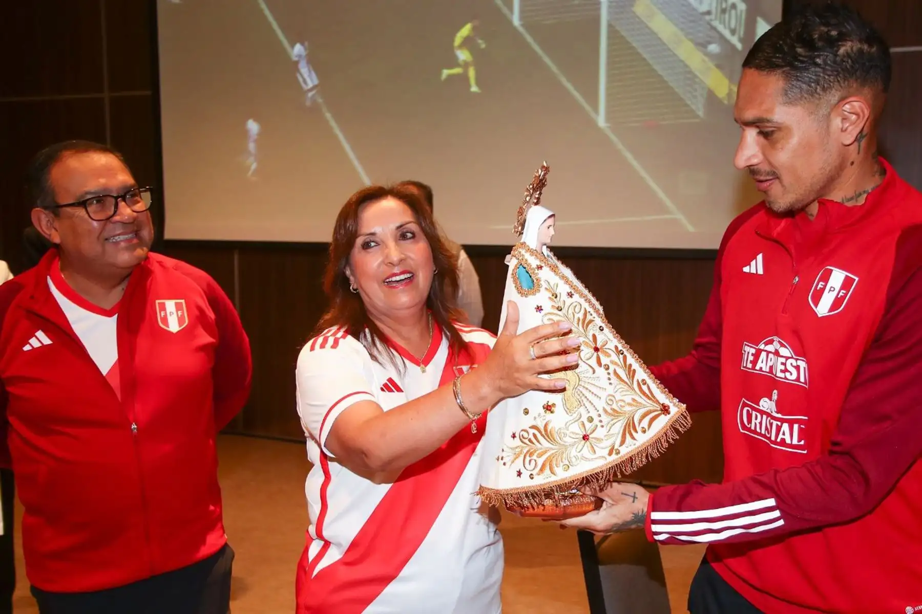 La presidenta Dina Boluarte llevó un mensaje de aliento a la 
Selección Peruana,de cara a su próximo encuentro frente a Brasil por las clasificatorias rumbo al mundial 2026. 
Foto: ANDINA/Prensa Presidencia