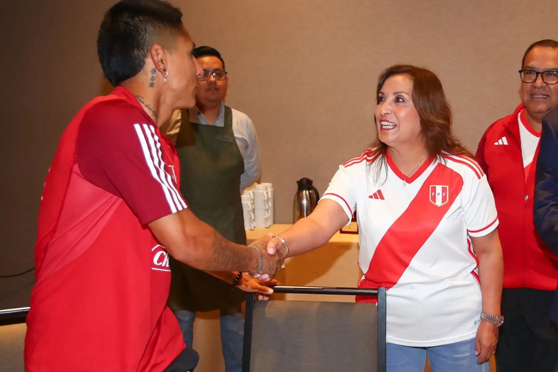 La presidenta Dina Boluarte llevó un mensaje de aliento a la 
Selección Peruana,de cara a su próximo encuentro frente a Brasil por las clasificatorias rumbo al mundial 2026. 
Foto: ANDINA/Prensa Presidencia