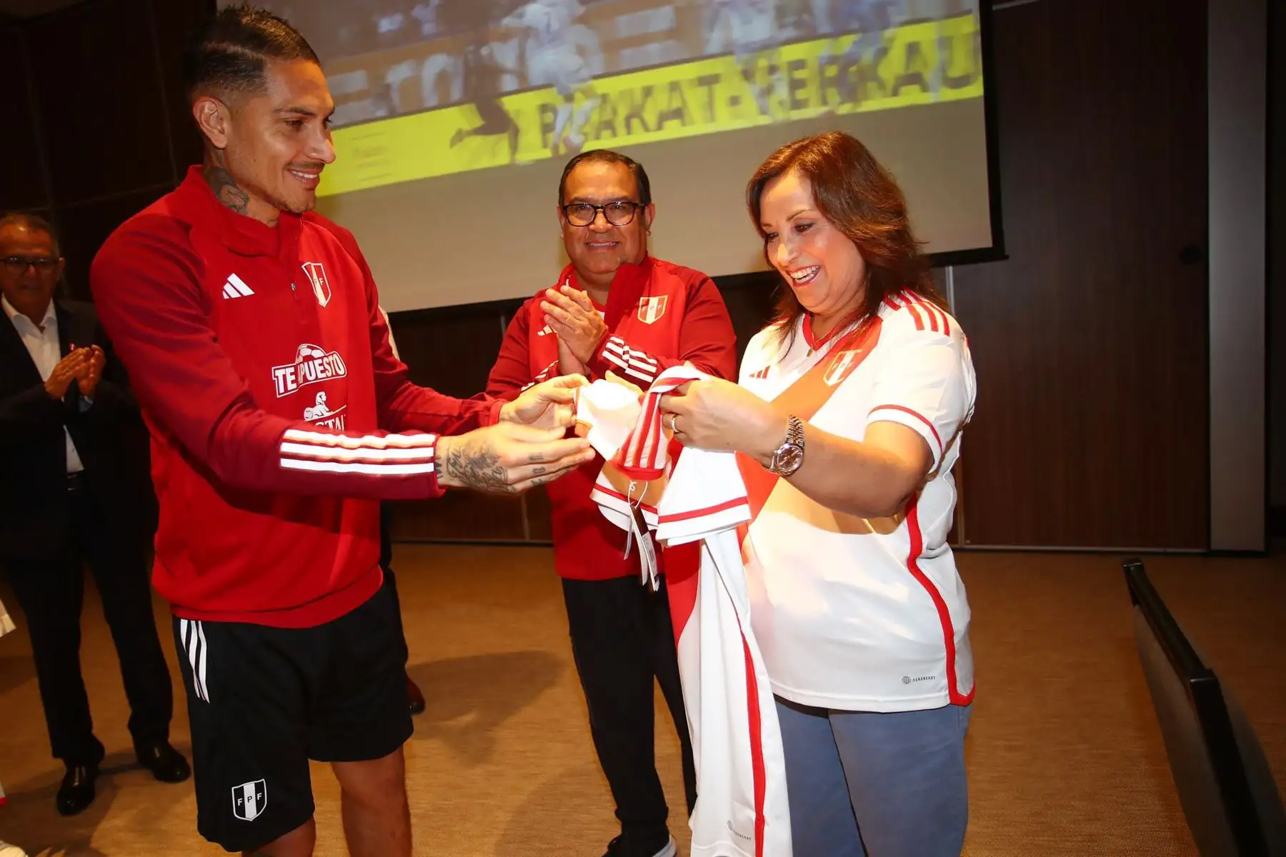 La presidenta Dina Boluarte llevó un mensaje de aliento a la 
Selección Peruana,de cara a su próximo encuentro frente a Brasil por las clasificatorias rumbo al mundial 2026. 
Foto: Selección Peruana