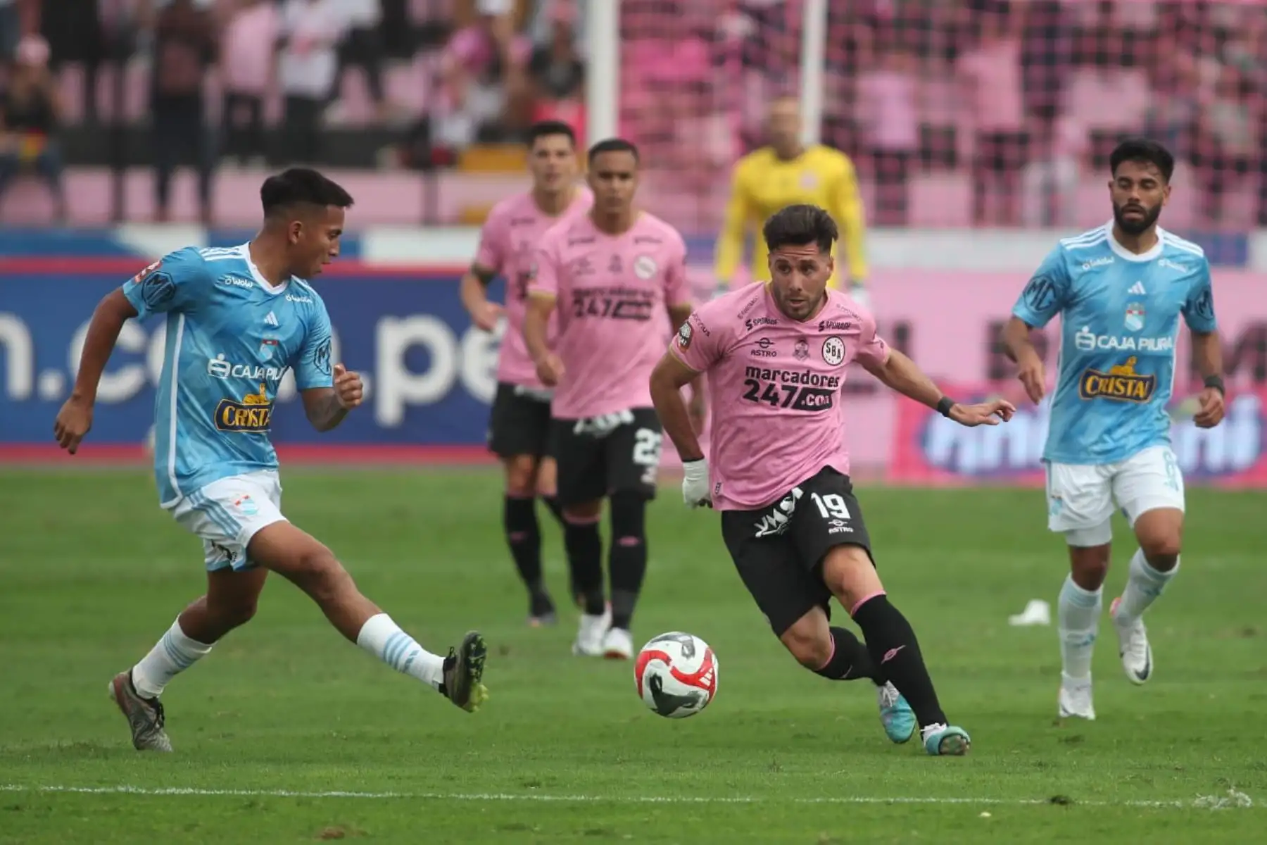 El jugador Federico Milo del Sport Boys, disputa 
el balón contra futbolista del Sporting  Cristal por la fecha 12 del Torneo Clausura en el estadio Miguel Grau del Callao. 
Foto: ANDINA/ Ricardo Cuba