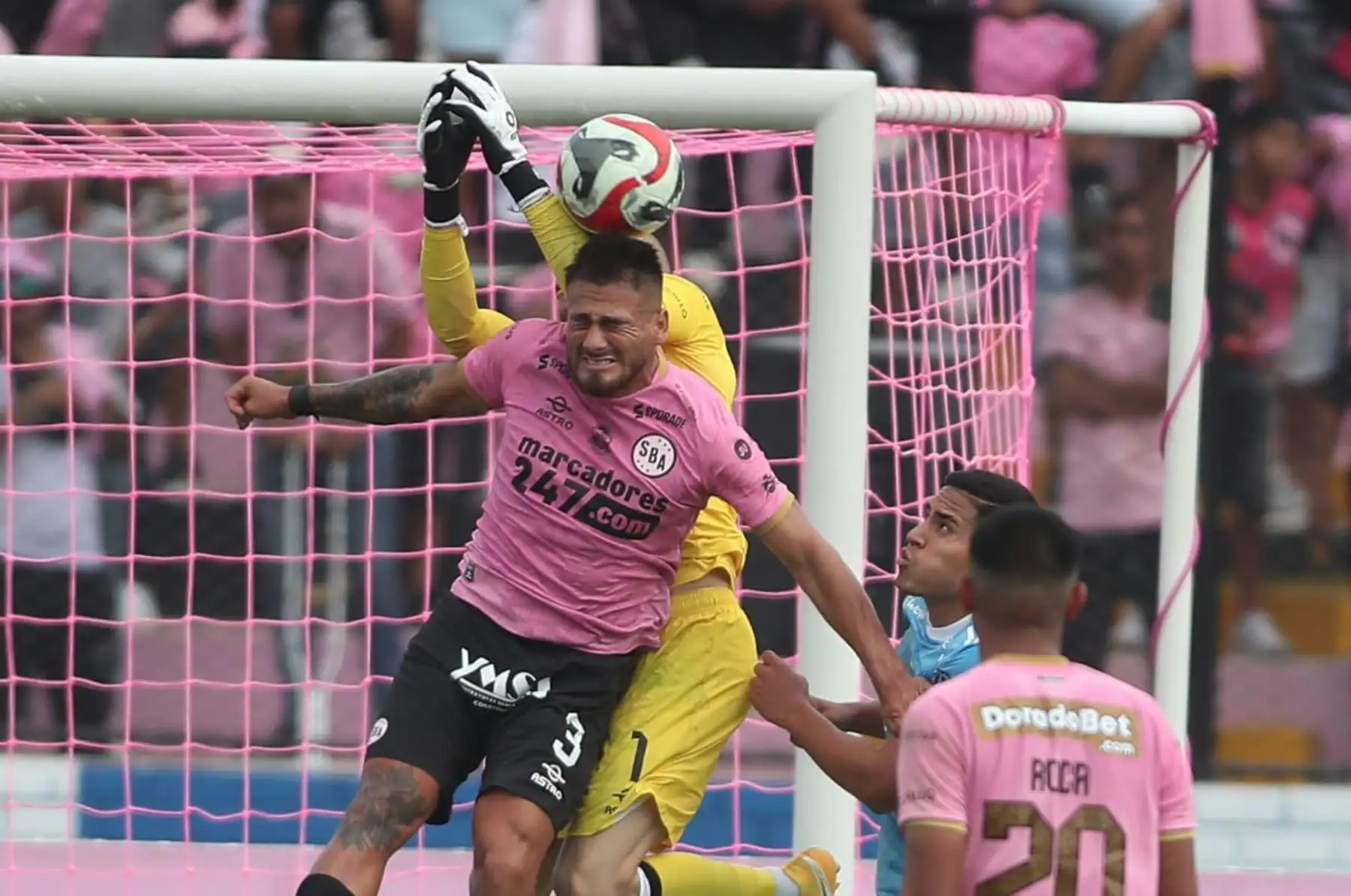 Sporting Cristal  se enfrenta a Sport Boys por la fecha 12 del Torneo Clausura en el estadio Miguel Grau del Callao. 
Foto: ANDINA/ Ricardo Cuba