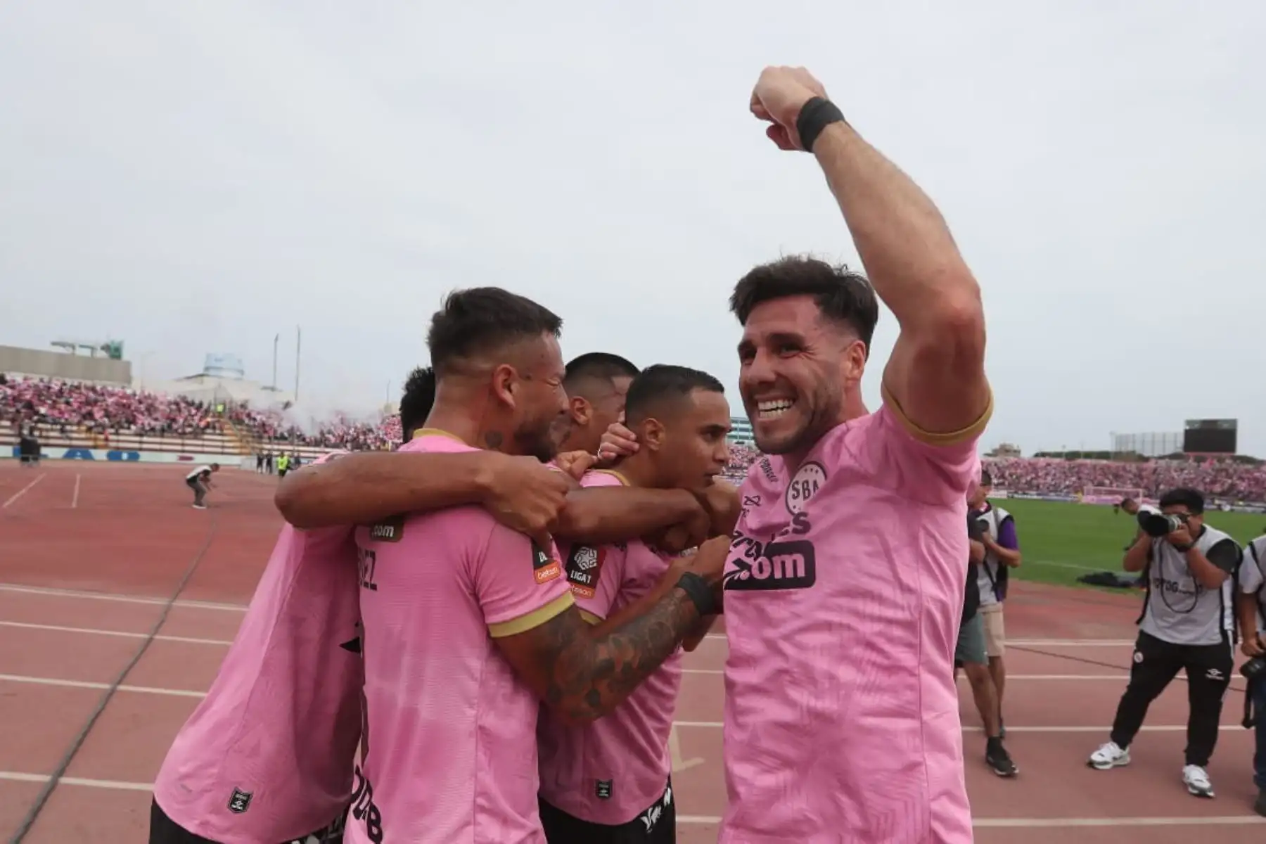 El jugador Jesús Barco de Sport Boys, celebra su gol anotado ante Sporting Cristal  por la fecha 12 del Torneo Clausura en el estadio Miguel Grau del Callao. 
Foto: ANDINA/ Ricardo Cuba