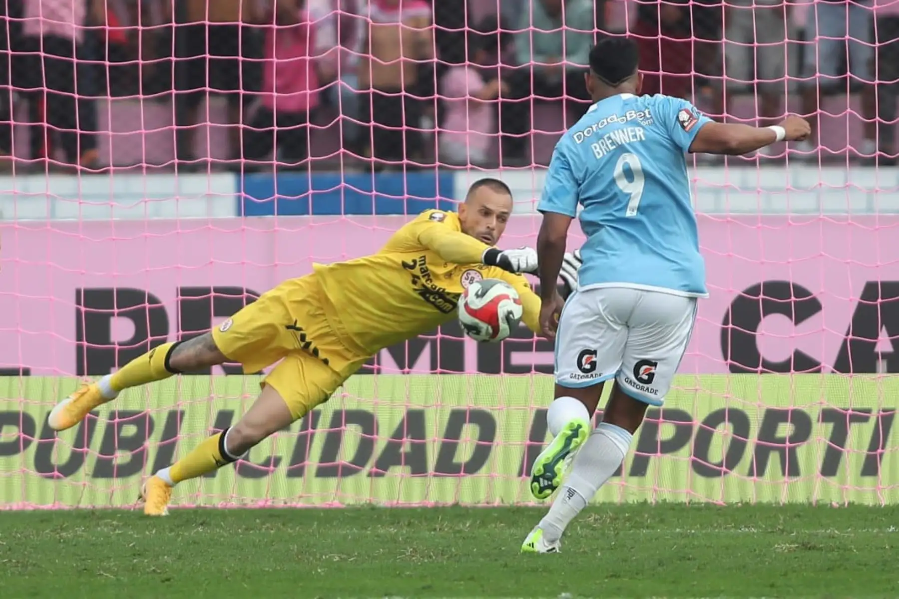 Sporting Cristal  se enfrenta a Sport Boys por la fecha 12 del Torneo Clausura en el estadio Miguel Grau del Callao. 
Foto: ANDINA/ Ricardo Cuba