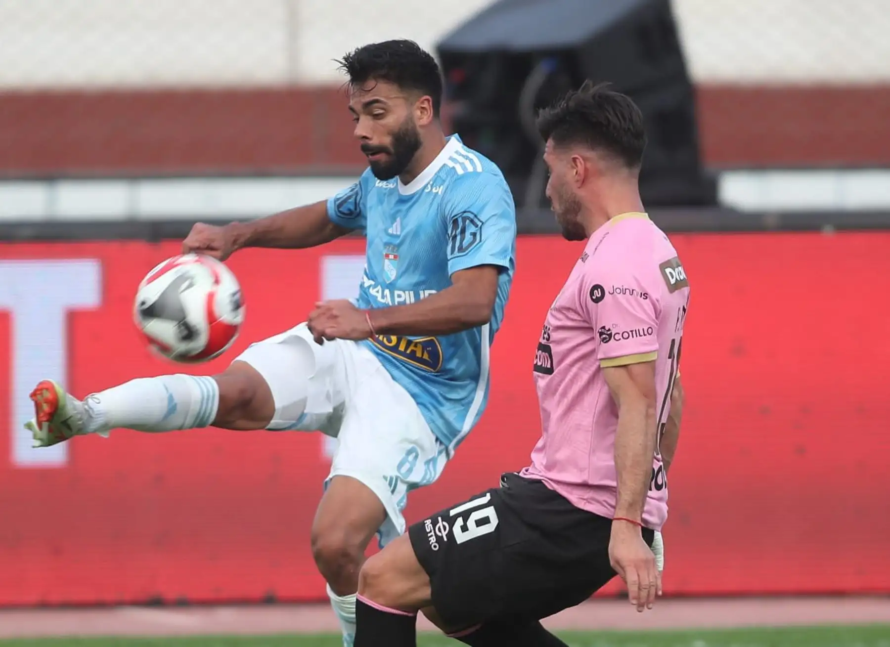 El jugador Leandro Sosa del Sporting Cristal disputa 
el balón contra futbolista del Sport Boys, por la fecha 12 del Torneo Clausura en el estadio Miguel Grau del Callao. 
Foto: ANDINA/ Ricardo Cuba