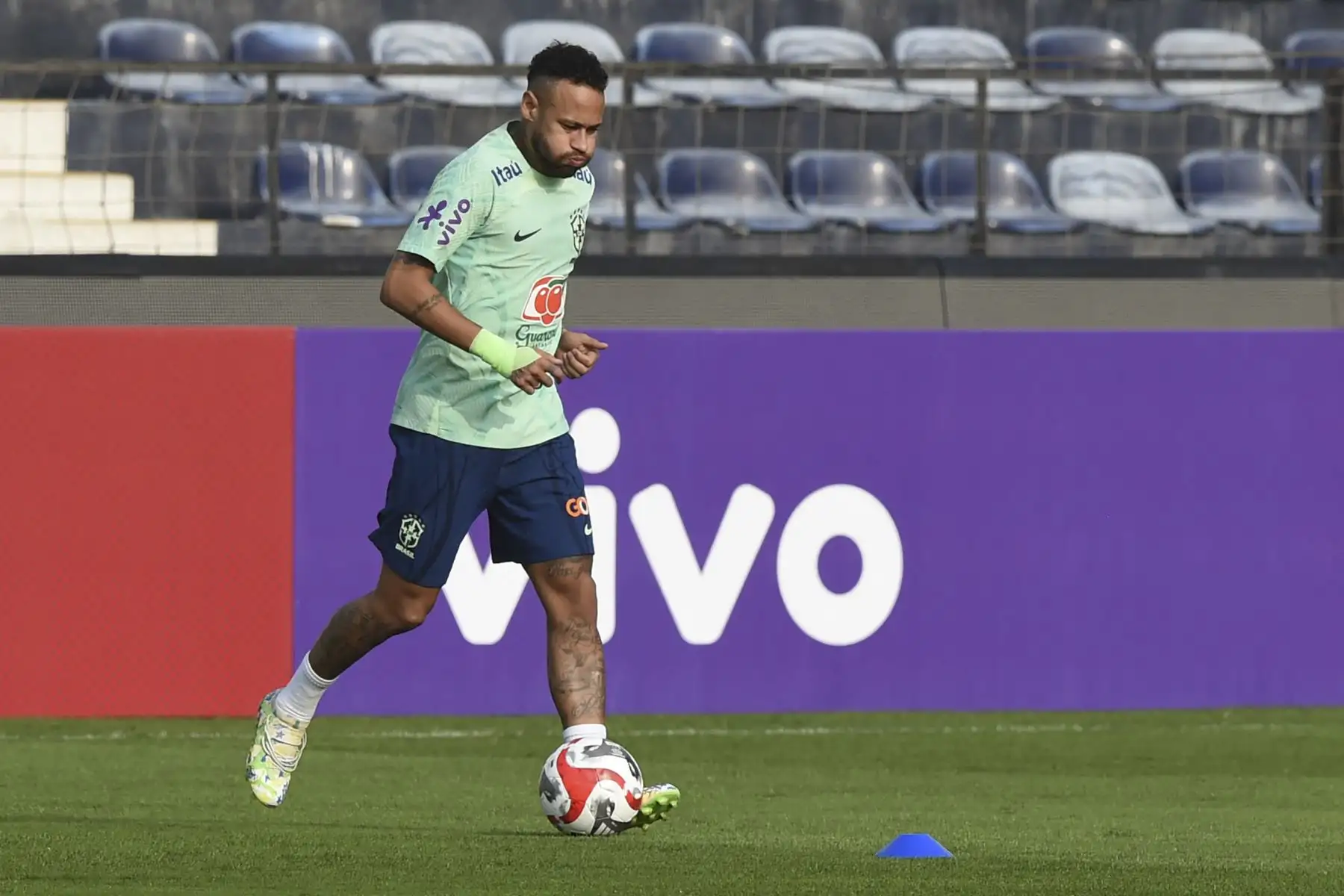 El brasileño Neymar (i) lleva el balón durante una sesión de entrenamiento en Lima,  antes de su partido de fútbol de las eliminatorias sudamericanas de la Copa Mundial de la FIFA 2026 contra Perú.

Foto: AFP