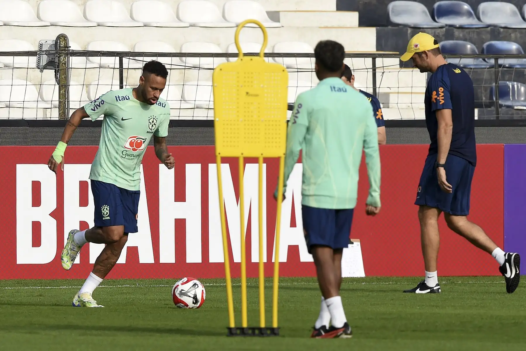 El brasileño Neymar (i) lleva el balón durante una sesión de entrenamiento en Lima,  antes de su partido de fútbol de las eliminatorias sudamericanas de la Copa Mundial de la FIFA 2026 contra Perú.

Foto: AFP