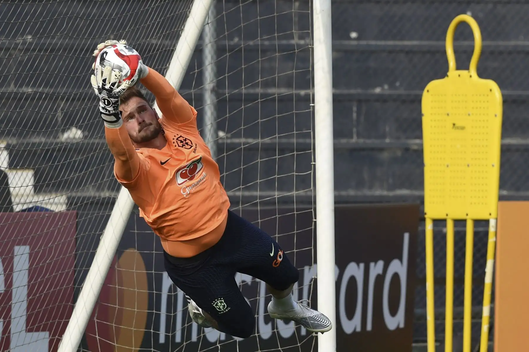 El portero brasileño Lucas Perri se lanza tras el balón durante una sesión de entrenamiento en Lima,antes del partido de fútbol de las eliminatorias sudamericanas de la Copa Mundial de la FIFA 2026 contra Perú.

Foto: AFP
