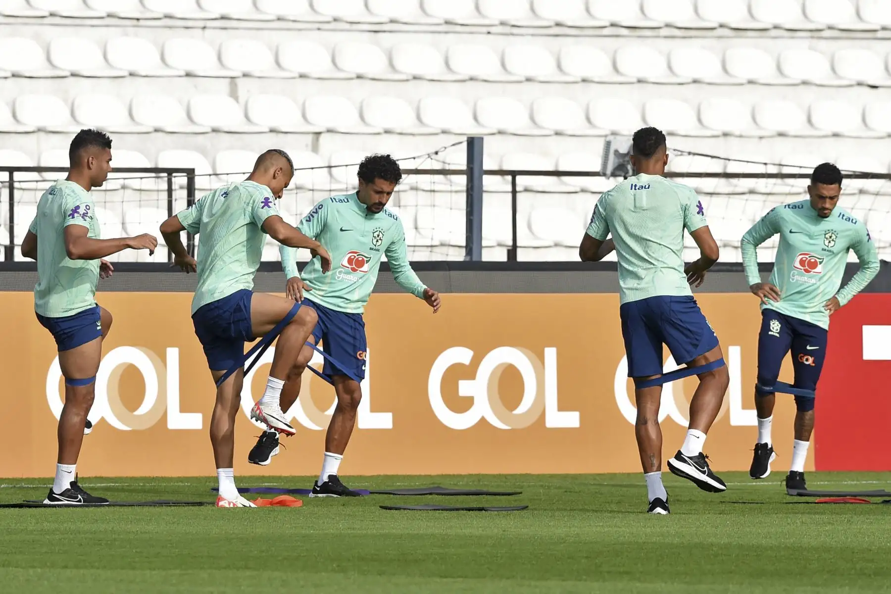 Los jugadores de Brasil participan en una sesión de entrenamiento en Lima,  antes de su partido de fútbol de las eliminatorias sudamericanas para la Copa Mundial de la FIFA 2026 contra Perú.

Foto: AFP