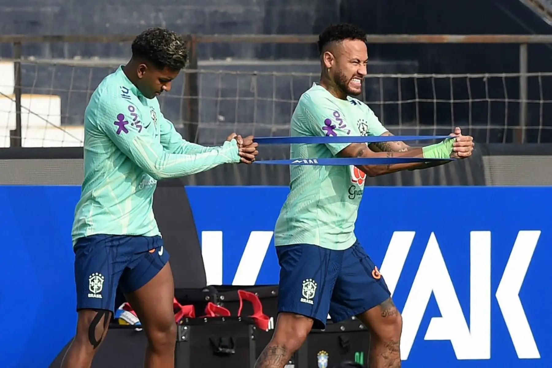 El brasileño Neymar  entrena en Lima, antes de su partido de fútbol de las eliminatorias sudamericanas de la Copa Mundial de la FIFA 2026 contra Perú. Foto: AFP