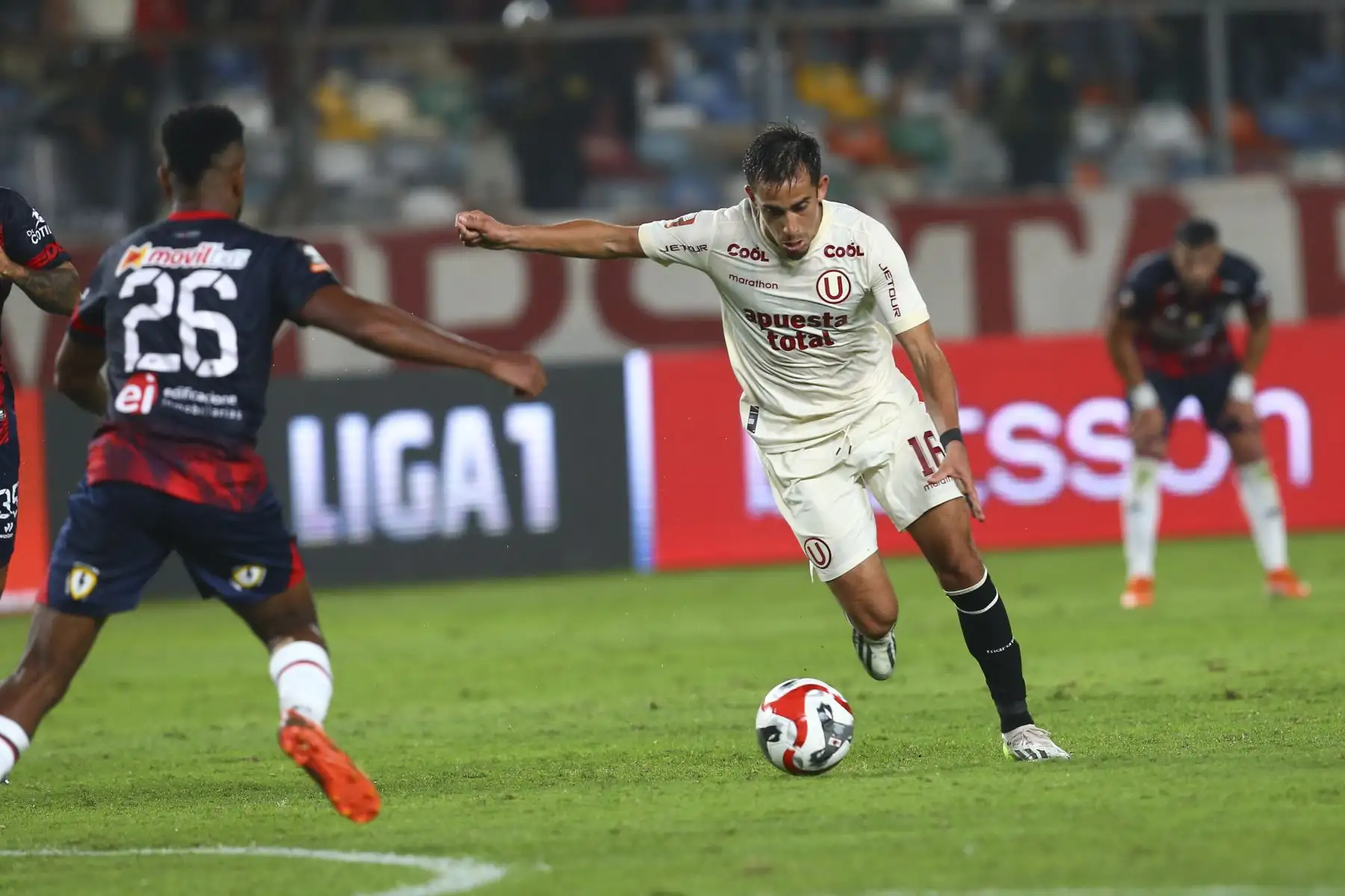 Universitario de Deportes se enfrenta a Deportivo Municipal por la fecha 12 del Torneo Clausura en el estadio Monumental de Ate. 

Foto: Andina/ Eddy Ramos