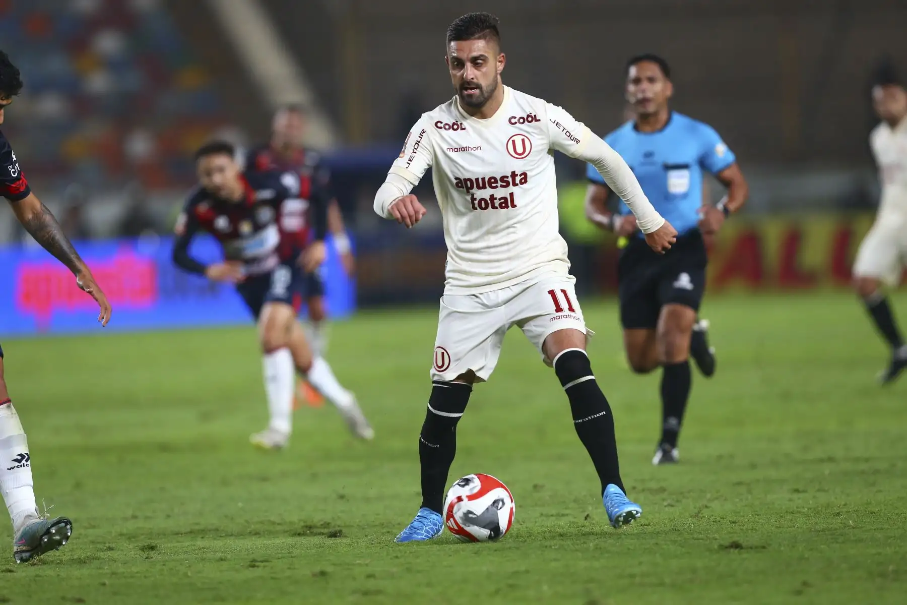 El jugador de Universitario, Luis Urruti disputa el balón ante el jugador de Deportivo Municipal por la fecha 12 del Torneo Clausura en el estadio Monumental de Ate. 

Foto: Andina/ Eddy Ramos