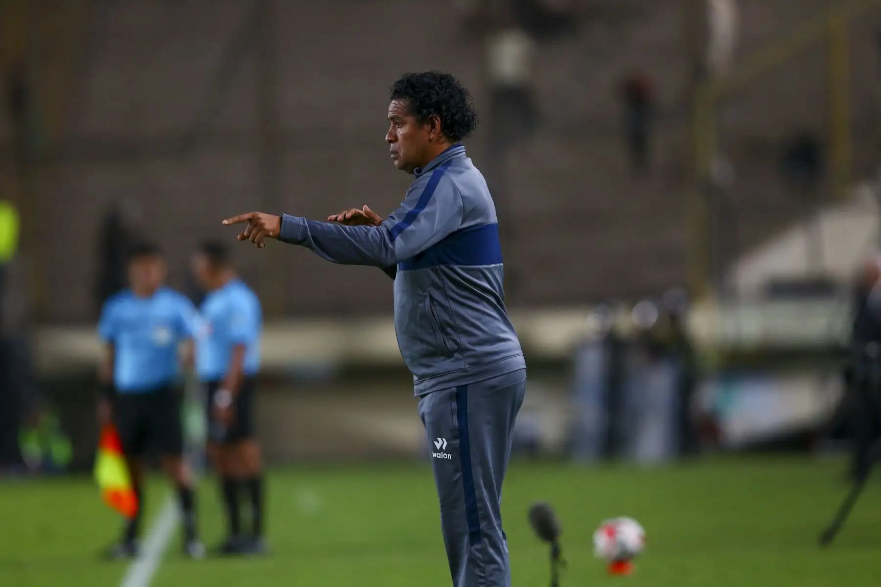 El técnico de Deportivo Municipal, Santiago Acasiete se  durante el partido por la fecha 12 del Torneo Clausura en el estadio Monumental de Ate. 

Foto: Andina/ Eddy Ramos