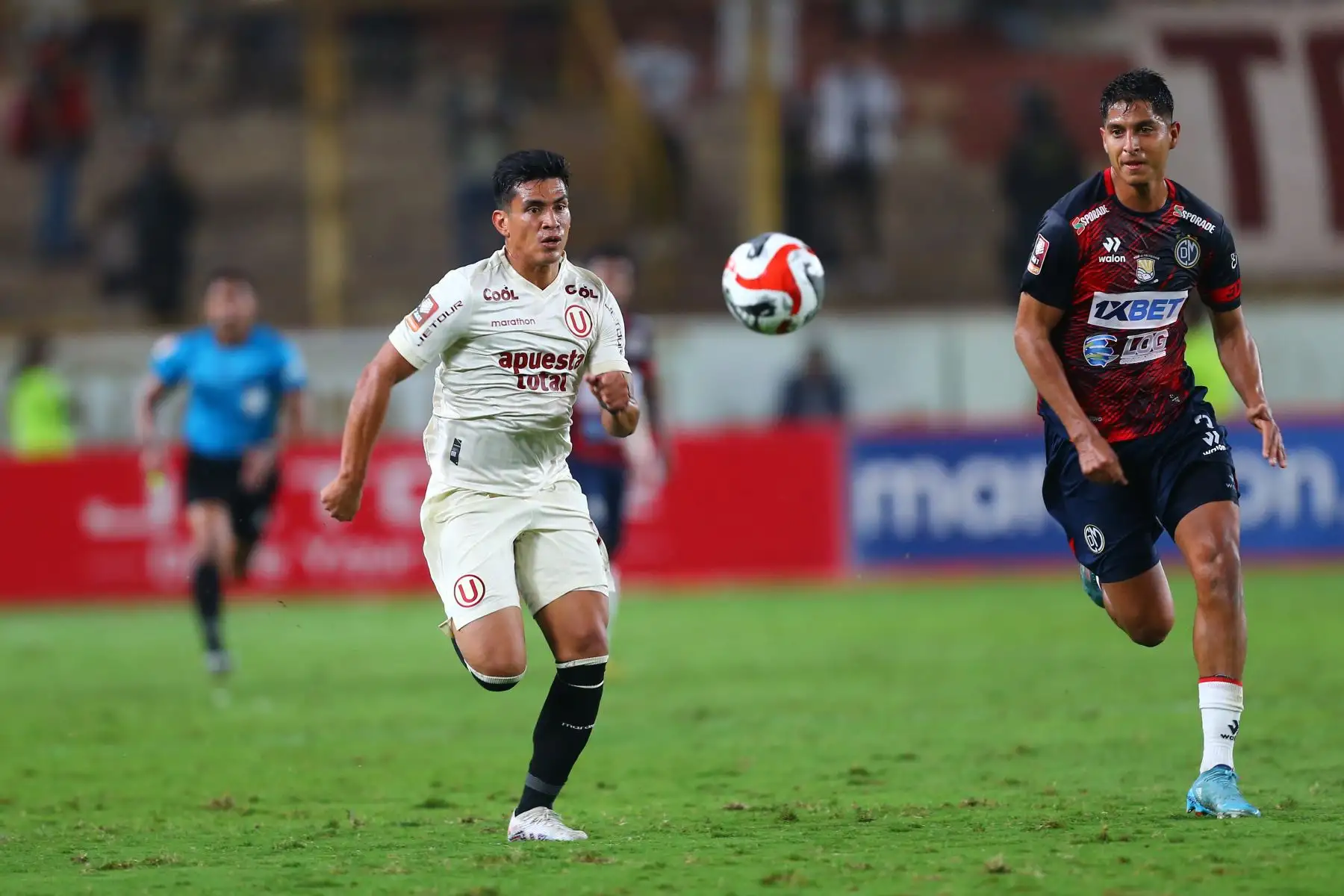 El jugador de Universitario, José Rivera disputa el balón ante el jugador de Deportivo Municipal por la fecha 12 del Torneo Clausura en el estadio Monumental de Ate. 

Foto: Andina/ Eddy Ramos