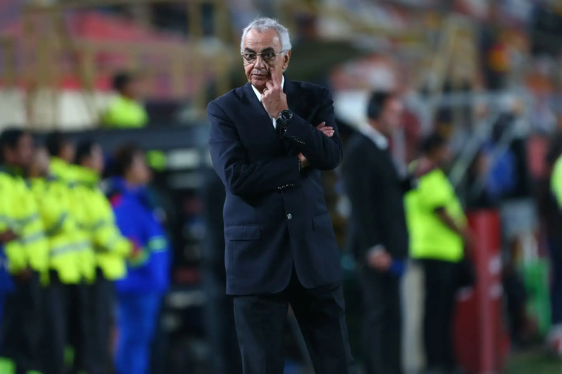 El técnico de Universitario de Deportes se dirige a sus jugadores, durante el partido por la fecha 12 del Torneo Clausura en el estadio Monumental de Ate. 

Foto: Andina/ Eddy Ramos
