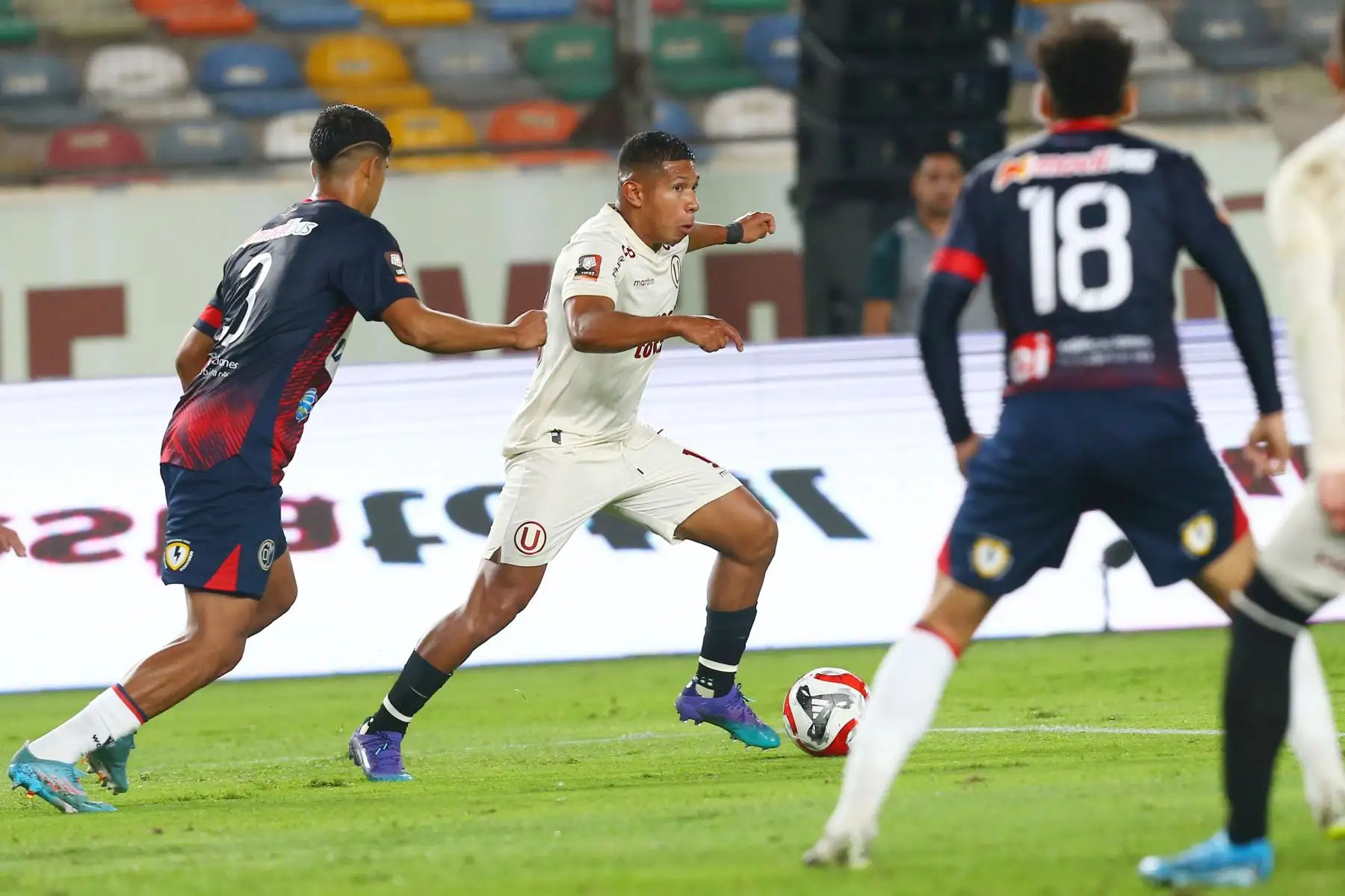 El jugador de Universitario, Edinson Flores disputa el balón ante el jugador de Deportivo Municipal por la fecha 12 del Torneo Clausura en el estadio Monumental de Ate. 

Foto: Andina/ Eddy Ramos