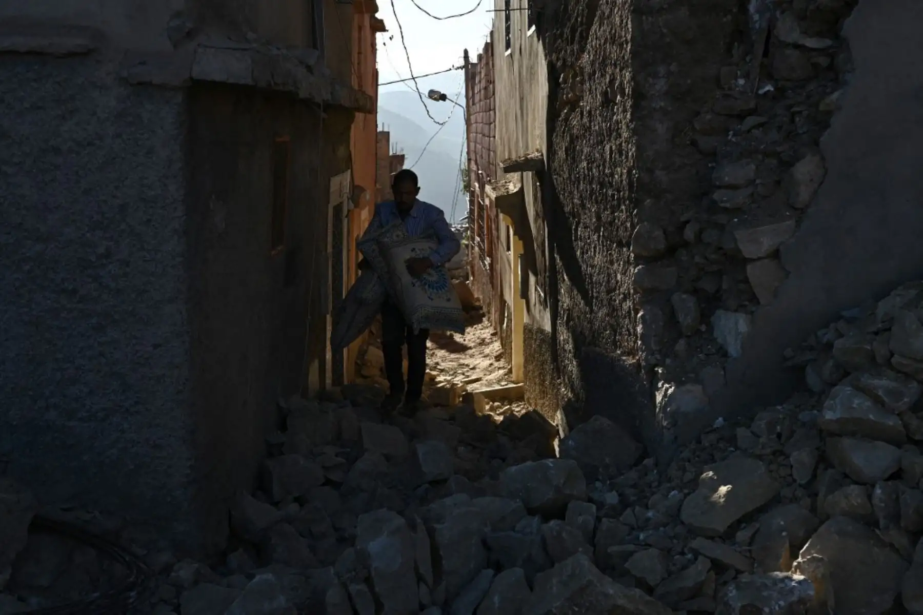 Un hombre pasa junto a casas destruidas en el pueblo de montaña de Moulay Brahim. El terremoto mató al menos a 2.490 personas, hirió a más de 2.400 y arrasó pueblos enteros. Foto: AFP