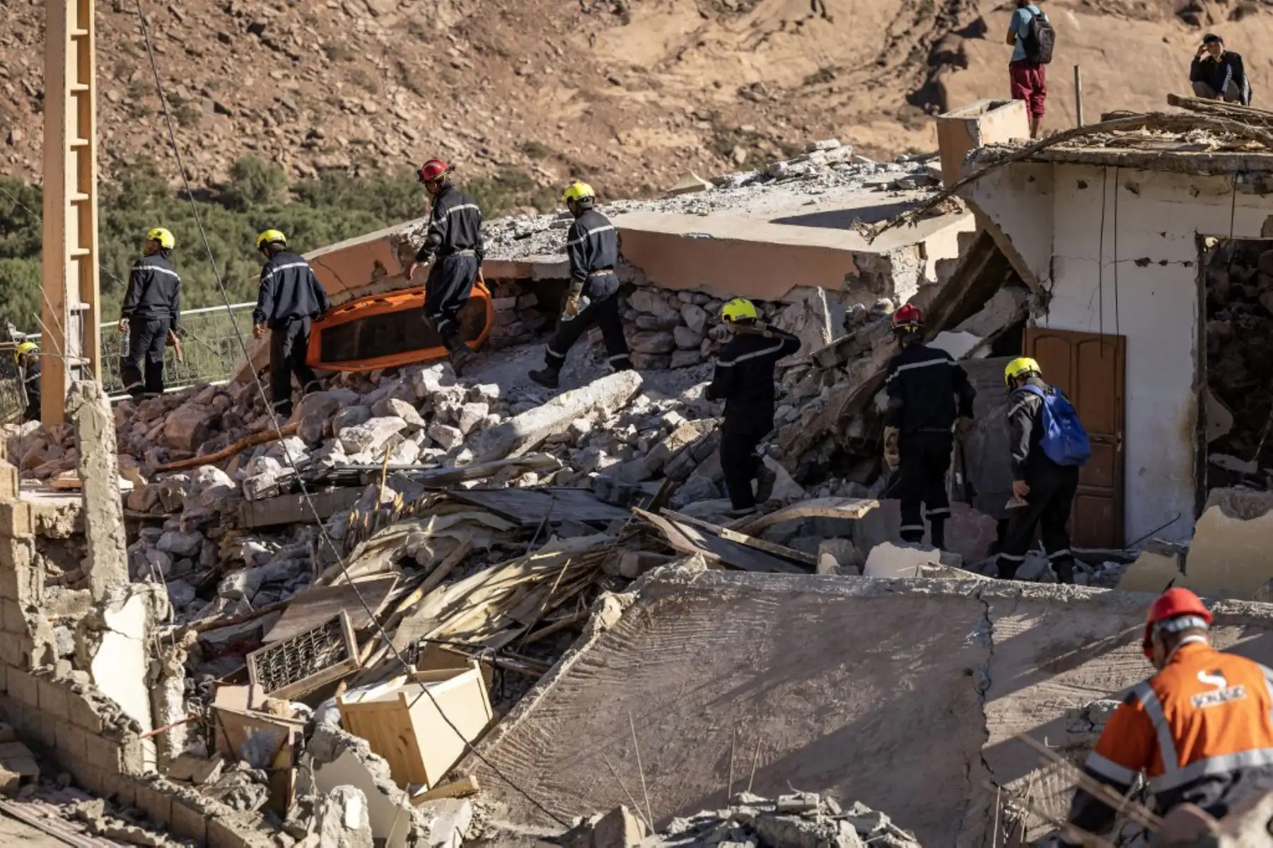 Voluntarios buscan supervivientes entre los escombros en la aldea de Talat N