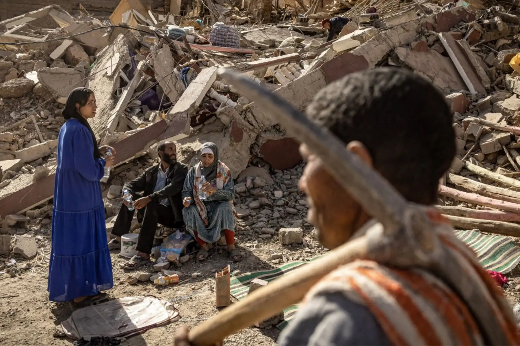 Voluntarios llevan los restos de una víctima del mortal terremoto de magnitud 6,8 ​​del 8 de septiembre, en la aldea de Imi N
