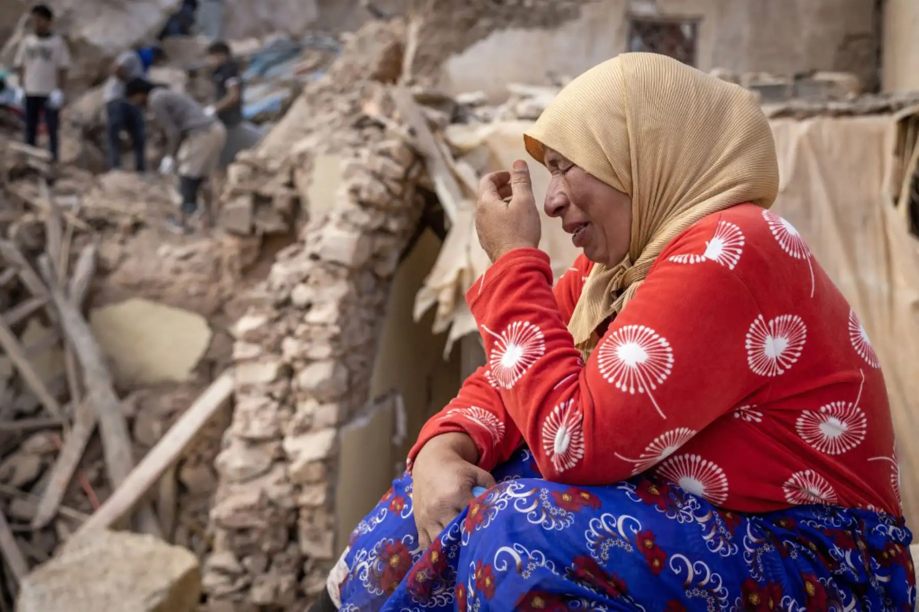 Una mujer reacciona ante los escombros de los edificios destruidos tras el mortal terremoto, en la aldea de Imi N