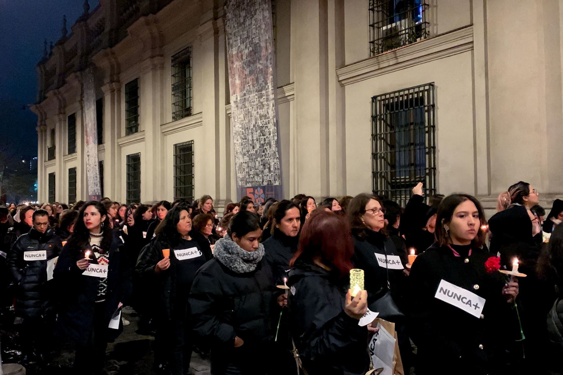 Chile: Miles de mujeres rodean La Moneda en silencio al conmemorarse los 50 años del golpe.