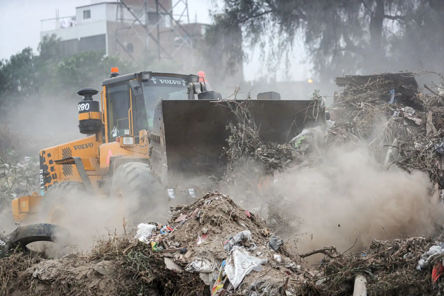 Esta iniciativa tiene como objetivo principal reforzar la seguridad de la zona, mitigar posibles riesgos de desbordamiento del Río Rímac ante la eventual llegada del Fenómeno El Niño y mejorar las condiciones ambientales en el área circundante. Además, se espera beneficiar a más de 7,398 habitantes de esta comunidad, proporcionando un entorno más seguro y saludable para todos. Foto: ANDINA/Ricardo Cuba
