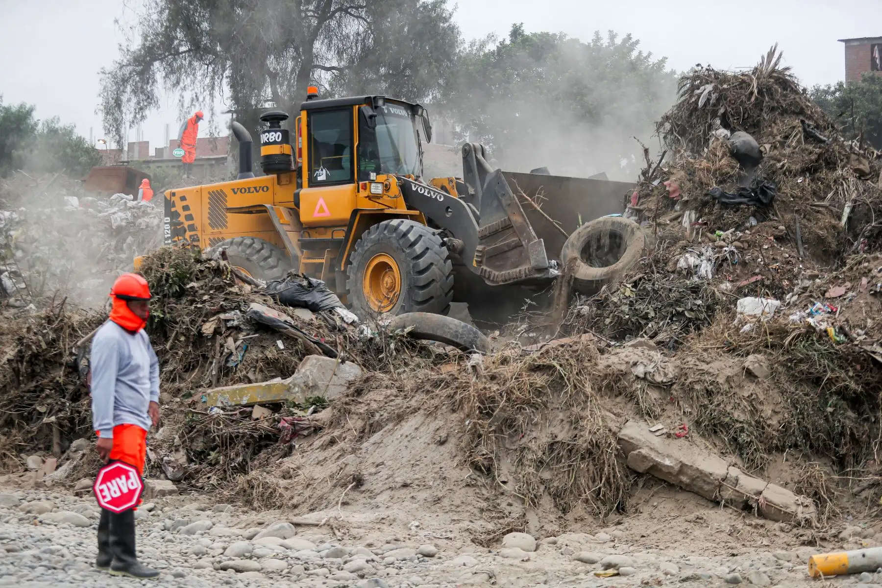 Esta iniciativa tiene como objetivo principal reforzar la seguridad de la zona, mitigar posibles riesgos de desbordamiento del Río Rímac ante la eventual llegada del Fenómeno El Niño y mejorar las condiciones ambientales en el área circundante. Además, se espera beneficiar a más de 7,398 habitantes de esta comunidad, proporcionando un entorno más seguro y saludable para todos.Foto: ANDINA/Ricardo Cuba