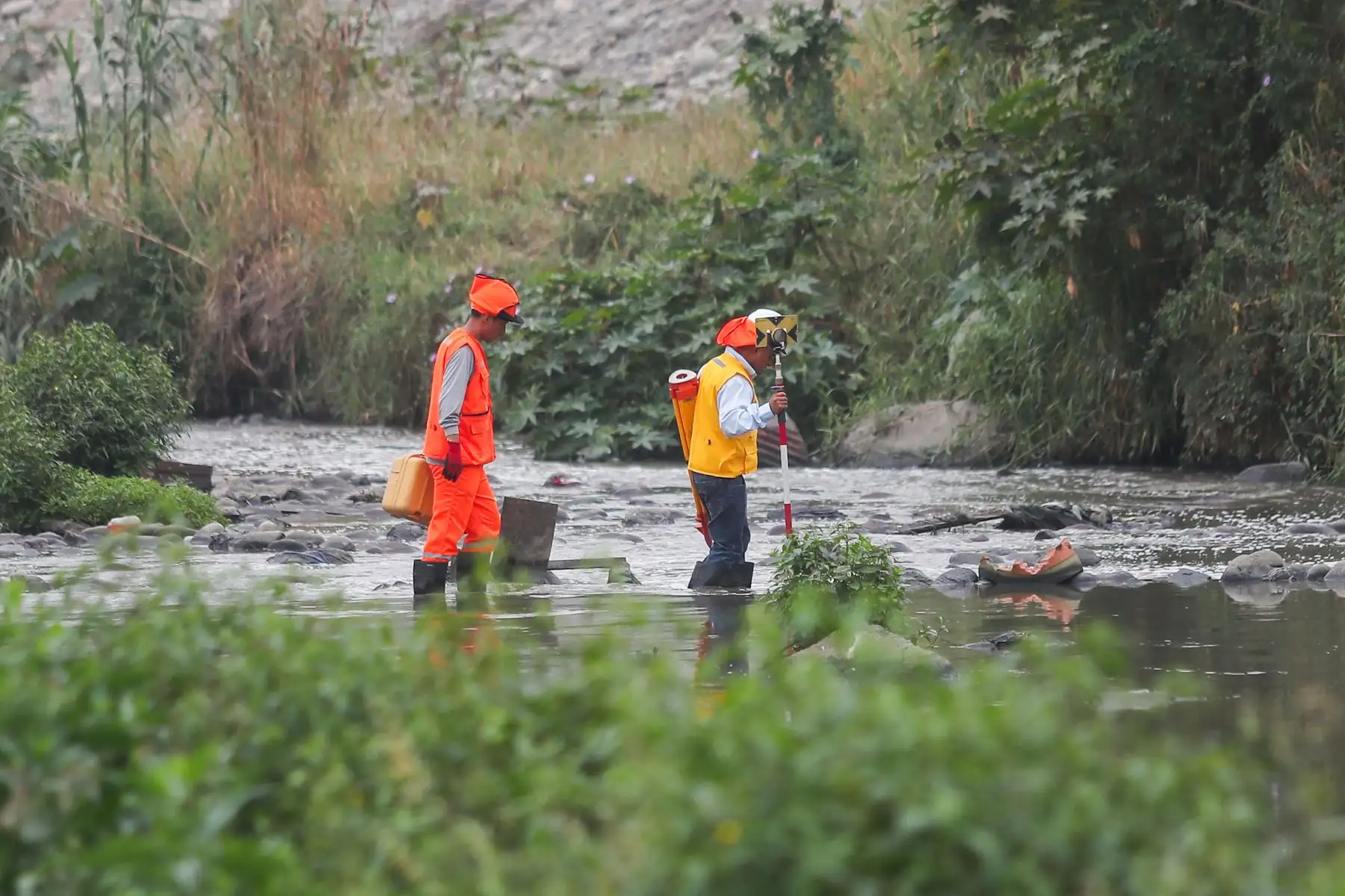 Esta iniciativa tiene como objetivo principal reforzar la seguridad de la zona, mitigar posibles riesgos de desbordamiento del Río Rímac ante la eventual llegada del Fenómeno El Niño y mejorar las condiciones ambientales en el área circundante. Además, se espera beneficiar a más de 7,398 habitantes de esta comunidad, proporcionando un entorno más seguro y saludable para todos. Foto: ANDINA/Ricardo Cuba