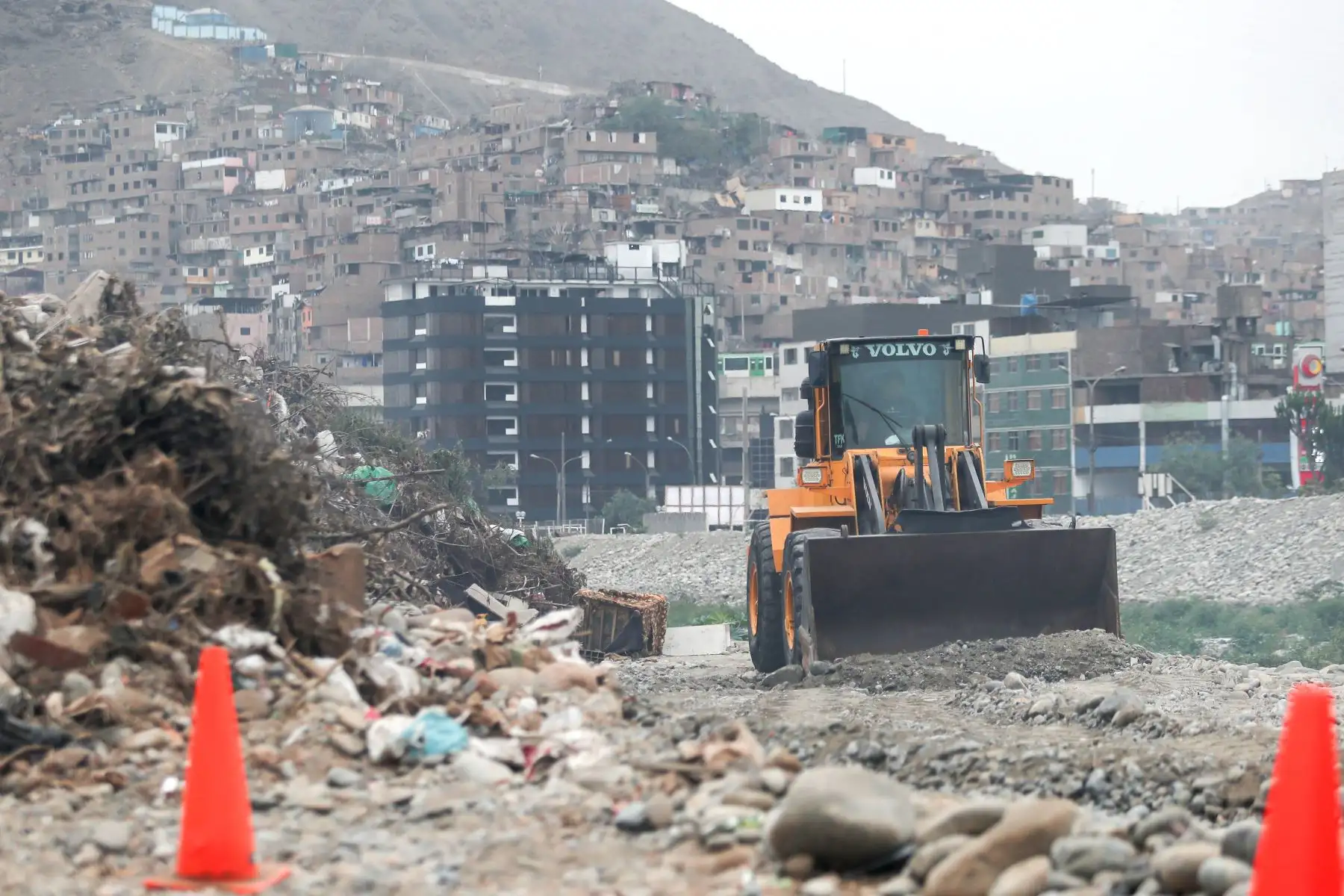 La Municipalidad de Lima, da inicio de importantes trabajos de limpieza, descolmatación, encauzamiento y confirmación de diques en una extensión de 913 metros en el cauce del Río Rímac. Foto: ANDINA/Ricardo Cuba