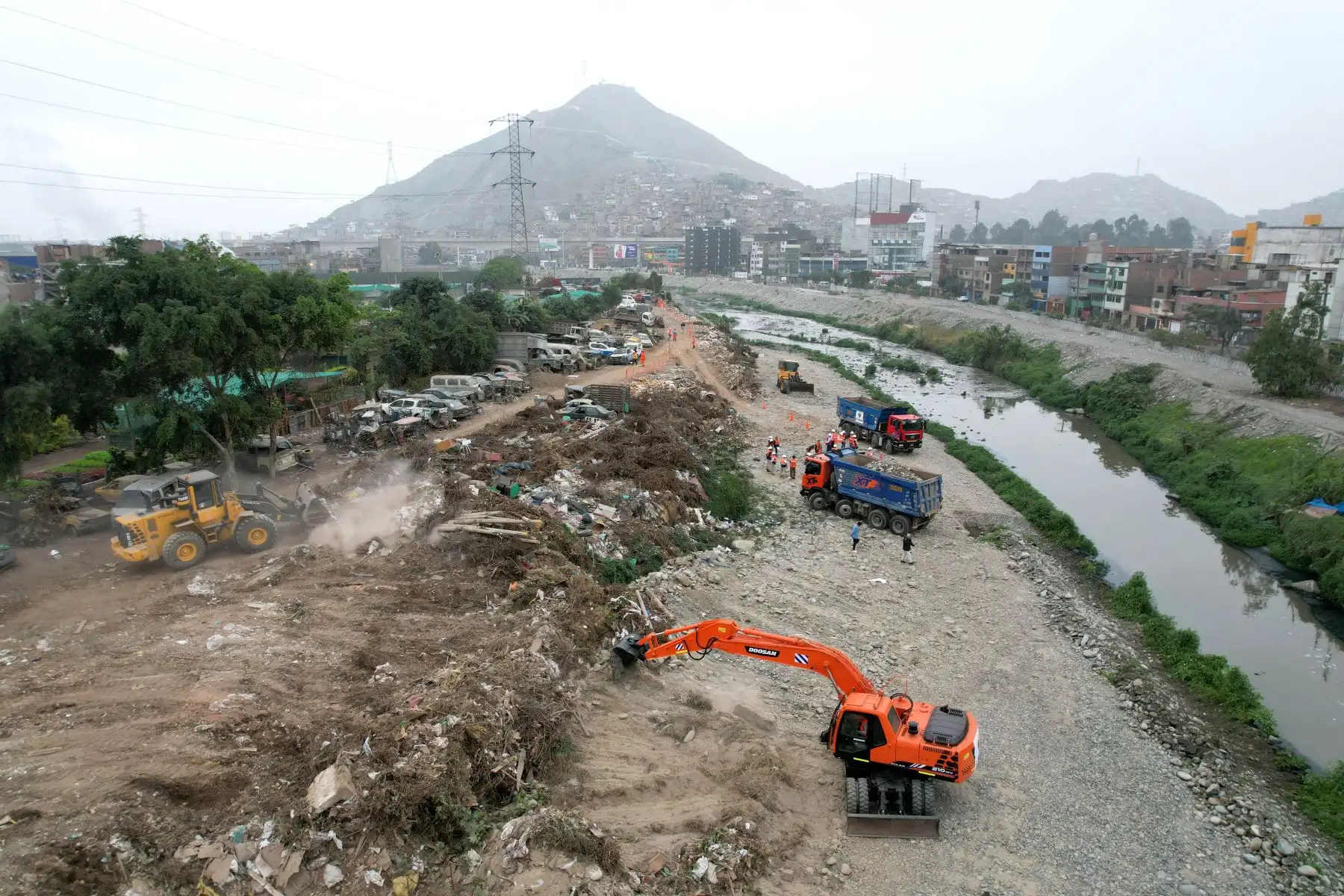 La Municipalidad de Lima, da inicio de importantes trabajos de limpieza, descolmatación, encauzamiento y confirmación de diques en una extensión de 913 metros en el cauce del Río Rímac. Foto: ANDINA/Ricardo Cuba